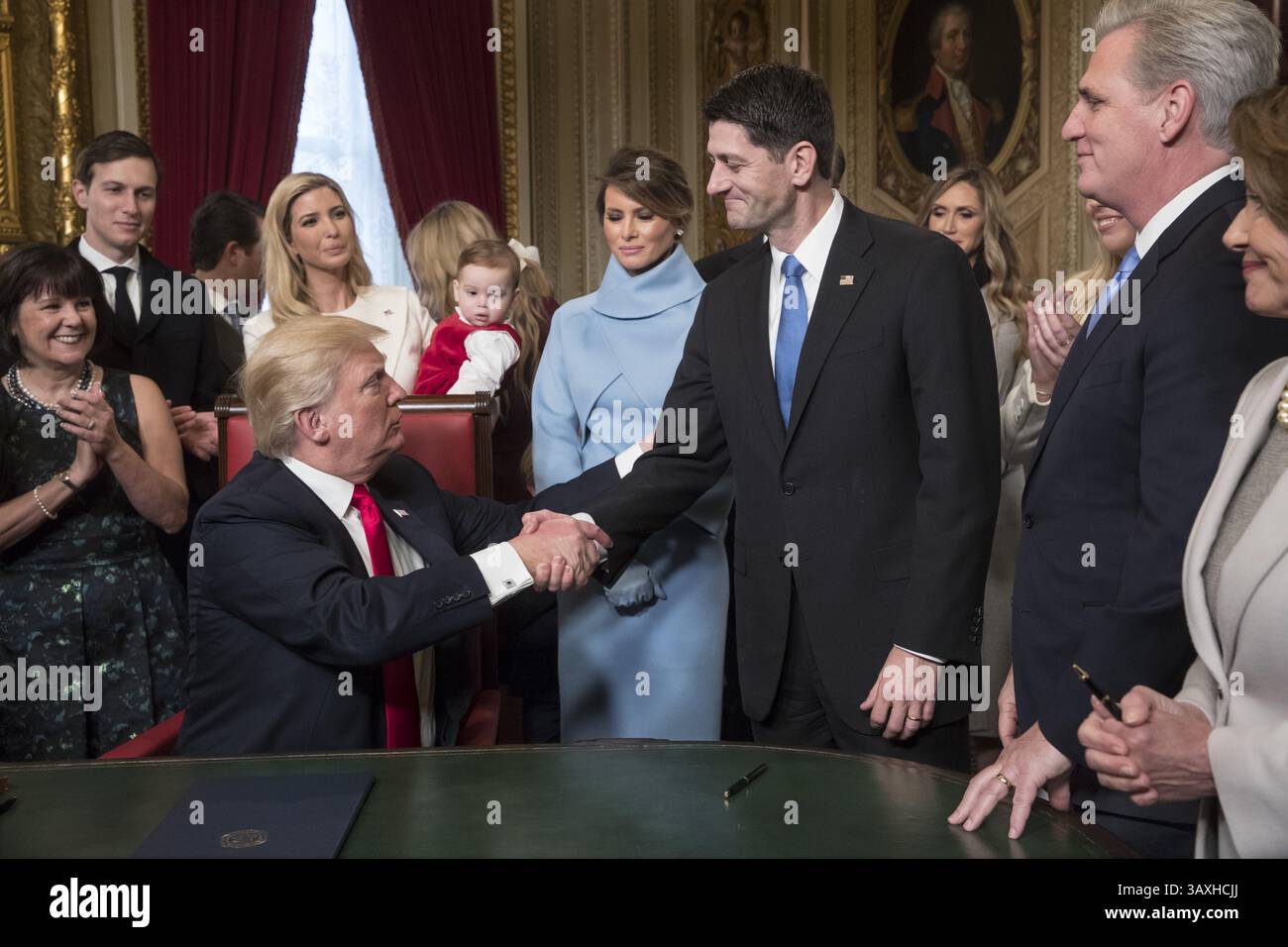 20. Januar 2017: Washington, District of Columbia, Vereinigte Staaten von Amerika – US-Präsident Donald Trump wendet sich an den Sprecher des US-Repräsentantenhauses Paul Ryan (Republikaner von Wisconsin), als er am Freitag, den 20. Januar 2017, im Kabinettsaal des Senats im Kapitol von Washington seine Kabinettskandidaten formell in Kraft setzt. . Quelle: J. Scott Applewhite/Pool über CNP (Bild: © J. Scott Applewhite/CNP über ZUMA Wire) Stockfoto