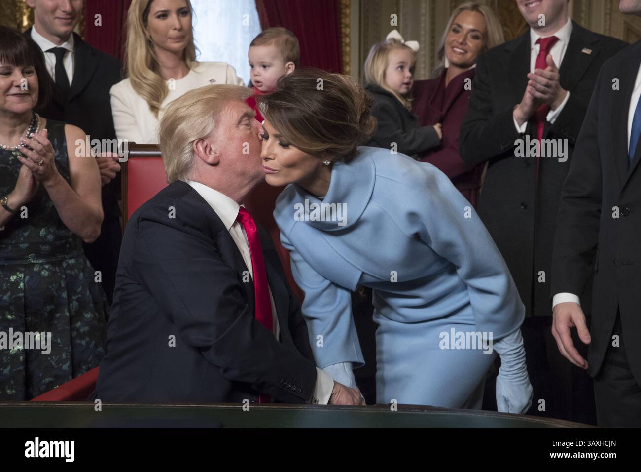 20. Januar 2017: Washington, District of Columbia, Vereinigte Staaten von Amerika – US-Präsident Donald Trump küsst seine Frau, First Lady Melania Trump, während sich ihm die Führung des Kongresses und seine Familie anschließt, um seine Kabinettsnominierungen formell in das Gesetz zu unterzeichnen, am Freitag, den 20. Januar 2017, im Präsidentenzimmer des Senats auf dem Capitol Hill in Washington. . Quelle: J. Scott Applewhite/Pool über CNP (Bild: © J. Scott Applewhite/CNP über ZUMA Wire) Stockfoto