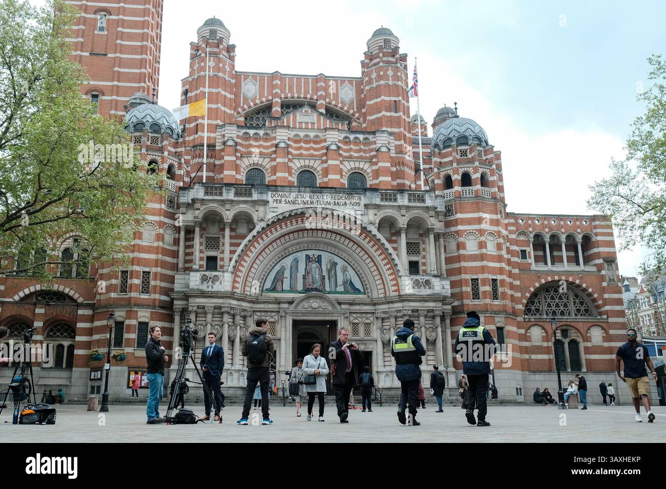 London, Großbritannien. April 2025. Gläubige kommen in der Westminster Cathedral an, um Papst Franziskus zu ehren, wo ein Porträt und Blumenschmuck im Inneren aufgestellt wurden, nachdem sein Tod heute Morgen angekündigt wurde. Der Pontiff starb nach einer Krankheit in den letzten Monaten und machte einen letzten Auftritt, um einen Ostersonntag-Segen auf dem Petersplatz zu halten. Quelle: Eleventh Photography/Alamy Live News Stockfoto