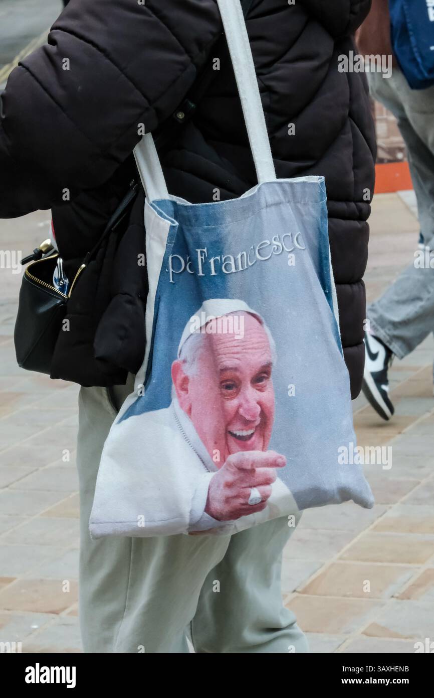 London, Großbritannien. April 2025. Gläubige kommen in der Westminster Cathedral an, um Papst Franziskus zu ehren, wo ein Porträt und Blumenschmuck im Inneren aufgestellt wurden, nachdem sein Tod heute Morgen angekündigt wurde. Der Pontiff starb nach einer Krankheit in den letzten Monaten und machte einen letzten Auftritt, um einen Ostersonntag-Segen auf dem Petersplatz zu halten. Quelle: Eleventh Photography/Alamy Live News Stockfoto