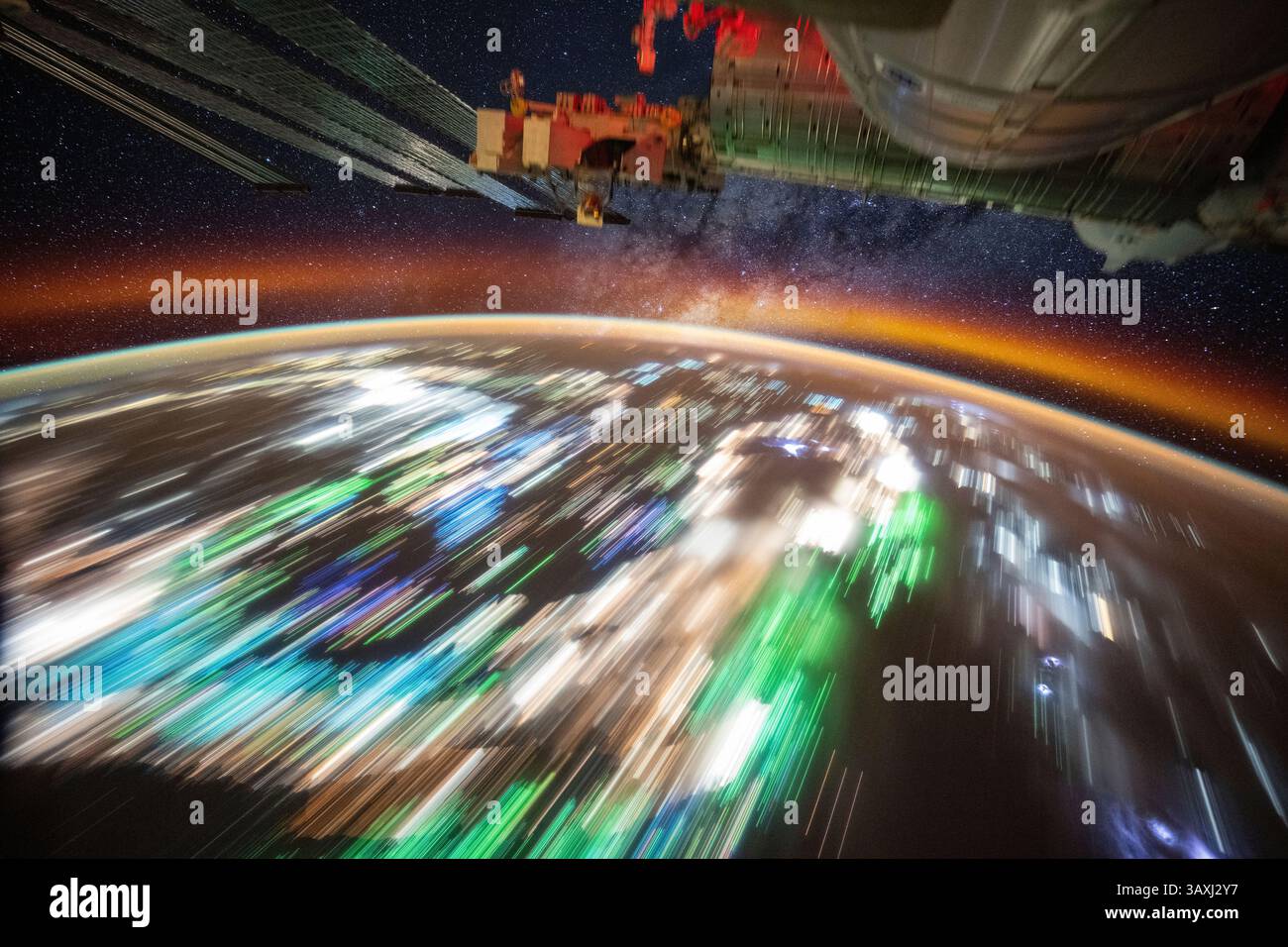 ISS - 26. März 2025 - die Stadt erleuchtet Südostasien unter dem atmosphärischen Leuchten der Erde. Dieses Langzeitfoto von der Internationa Stockfoto