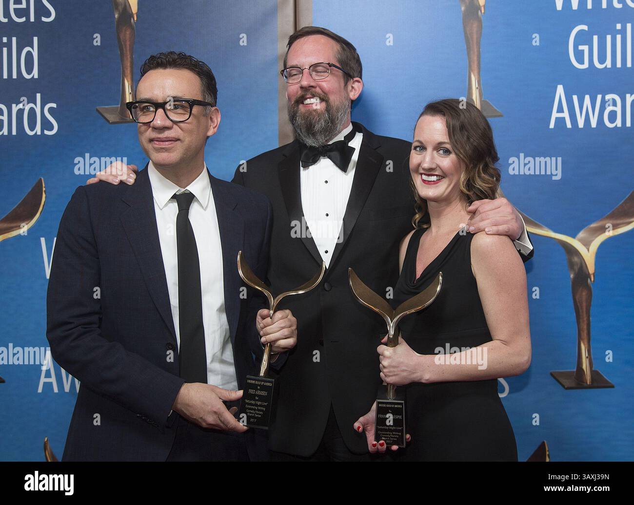Februar 2017: Beverly Hills, Kalifornien, USA S - SNL-Autoren posieren mit dem Comedy/Variety Sketch Series Award im Pressesaal der Writers Guild Awards 2017 in Beverly Hills, Kalifornien, am Sonntag, den 19. Februar 2017. (Bild: © Prensa Internacional Via ZUMA Wire) Stockfoto