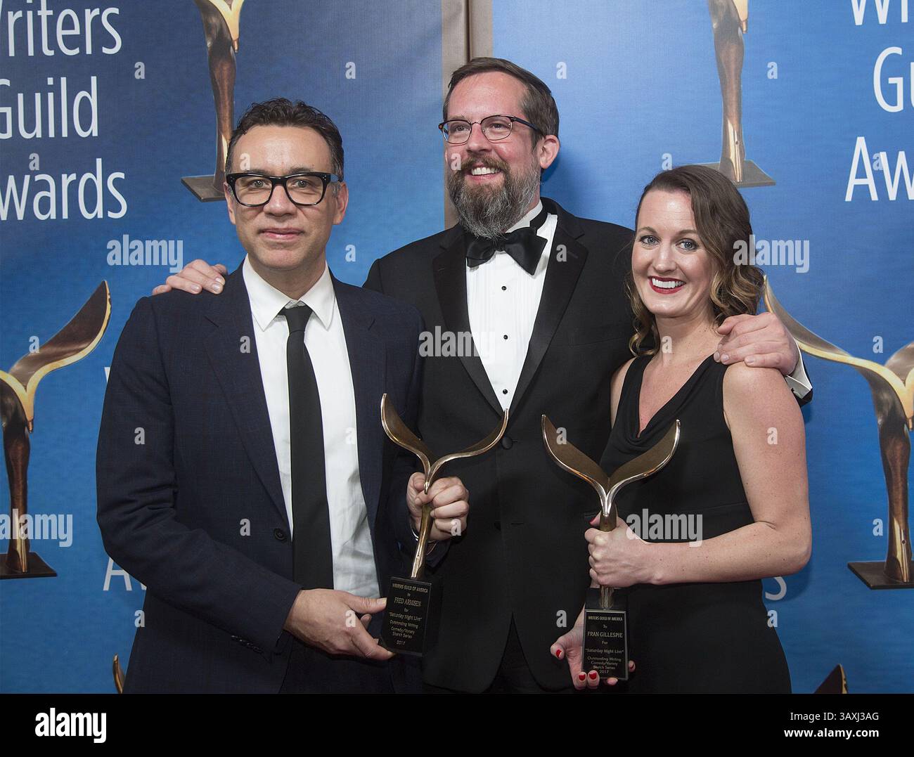 Februar 2017: Beverly Hills, Kalifornien, USA S - SNL-Autoren posieren mit dem Comedy/Variety Sketch Series Award im Pressesaal der Writers Guild Awards 2017 in Beverly Hills, Kalifornien, am Sonntag, den 19. Februar 2017. (Bild: © Prensa Internacional Via ZUMA Wire) Stockfoto