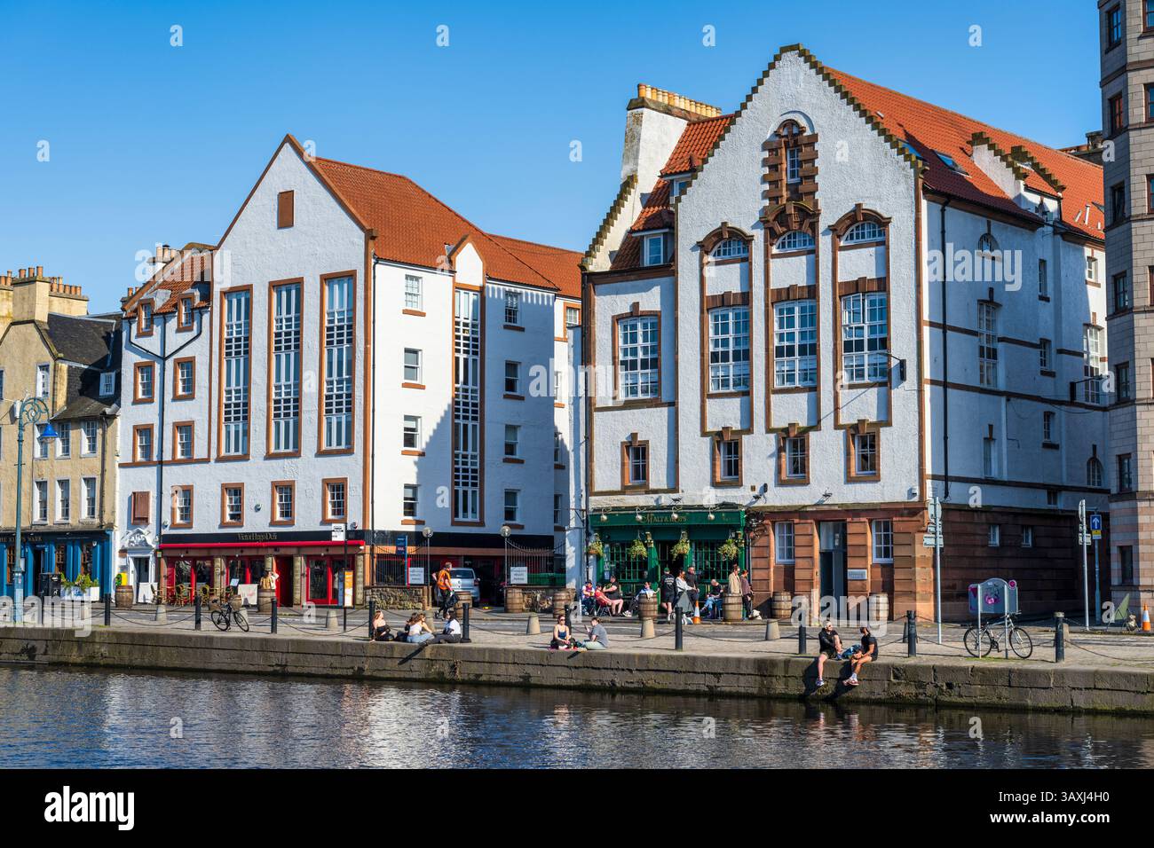 Waterside House einschließlich Malt & Hops Pub zusammen mit Waterview House einschließlich Victor Hugo Deli on the Shore in Leith, Edinburgh, Schottland, Großbritannien Stockfoto