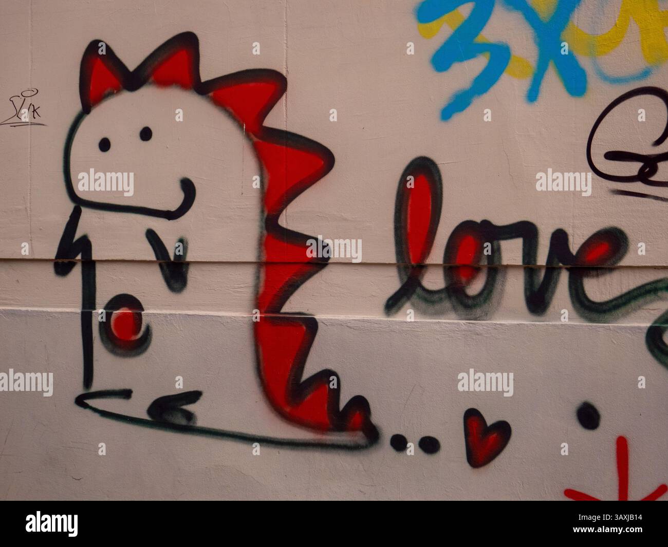 Buntes Graffiti-Kunstwerk mit Text „Love“ und verspieltem Dinosaurier-Design, Ljubliana, Slowenien Stockfoto
