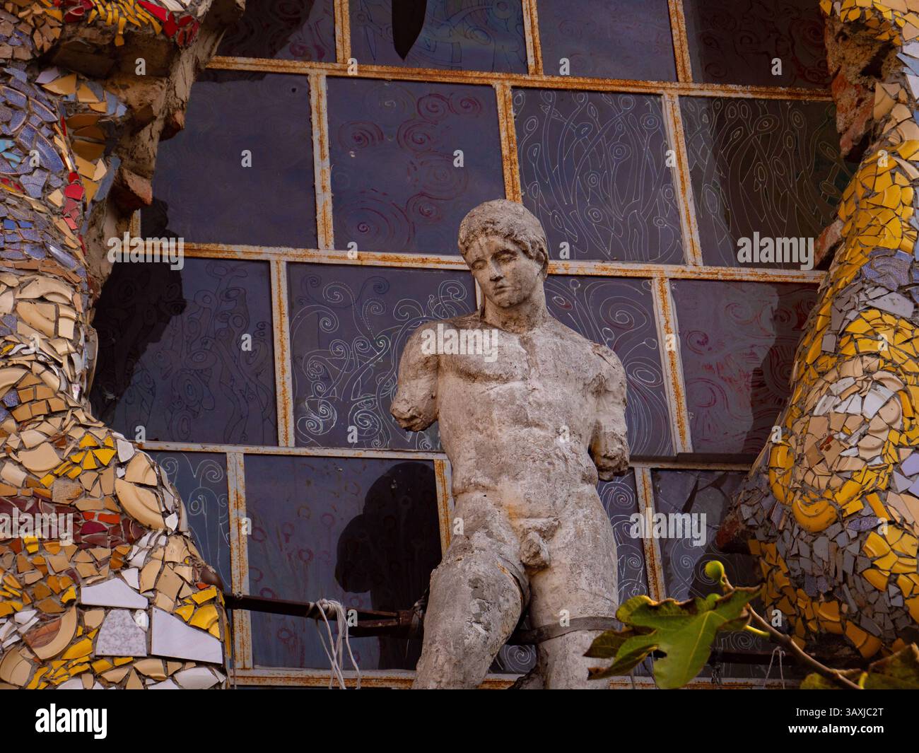Antike Marmorstatue zwischen bunten Mosaiken und strukturierten Glasfenstern, Metelkova Ljubliana, Slowenien Stockfoto