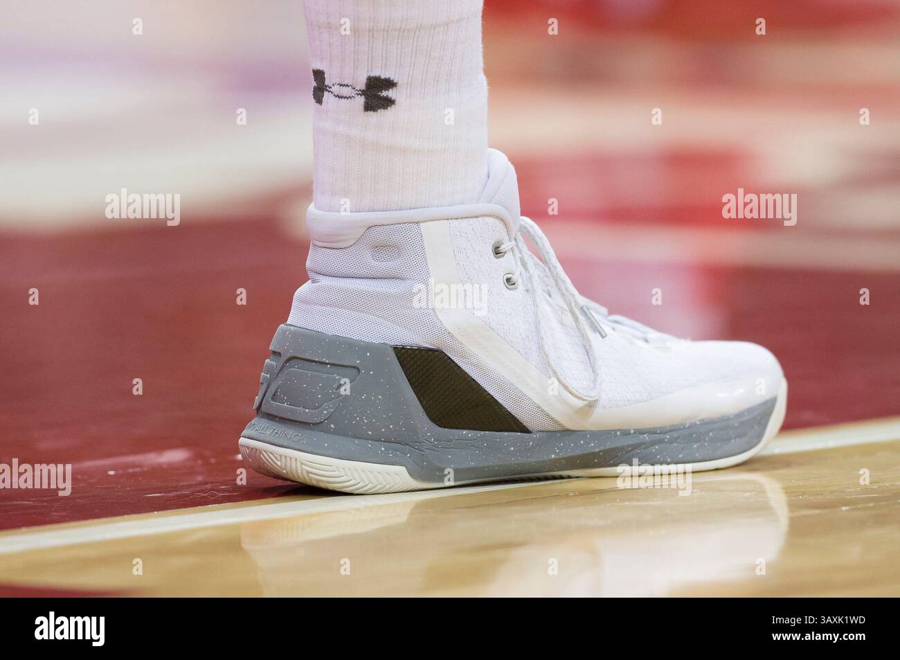 12. Februar 2017: Under Armor Schuh wurde von einem Spieler aus Wisconsin während des NCAA Basketballspiels zwischen den Wisconsin Badgers und den Northwestern Wildcats im Kohl Center in Madison, WI getragen. Der Nordwesten besiegte Wisconsin 66–59. John Fisher/CSM(Credit Image: &Copy; John Fisher/CSM via ZUMA Wire) Stockfoto