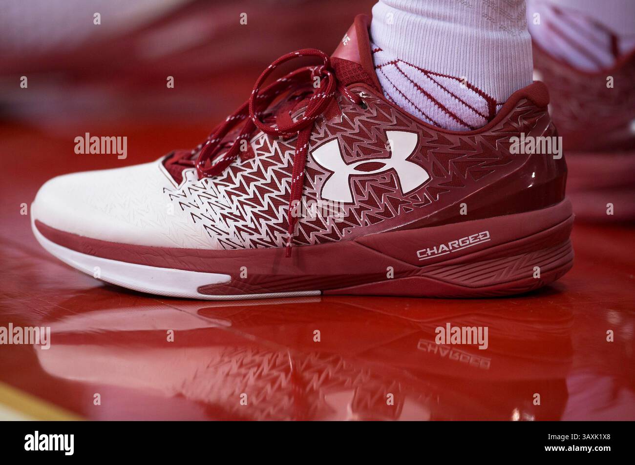12. Februar 2017: Under Armor Schuh wurde von einem Spieler aus Wisconsin während des NCAA Basketballspiels zwischen den Wisconsin Badgers und den Northwestern Wildcats im Kohl Center in Madison, WI getragen. Der Nordwesten besiegte Wisconsin 66–59. John Fisher/CSM(Credit Image: &Copy; John Fisher/CSM via ZUMA Wire) Stockfoto