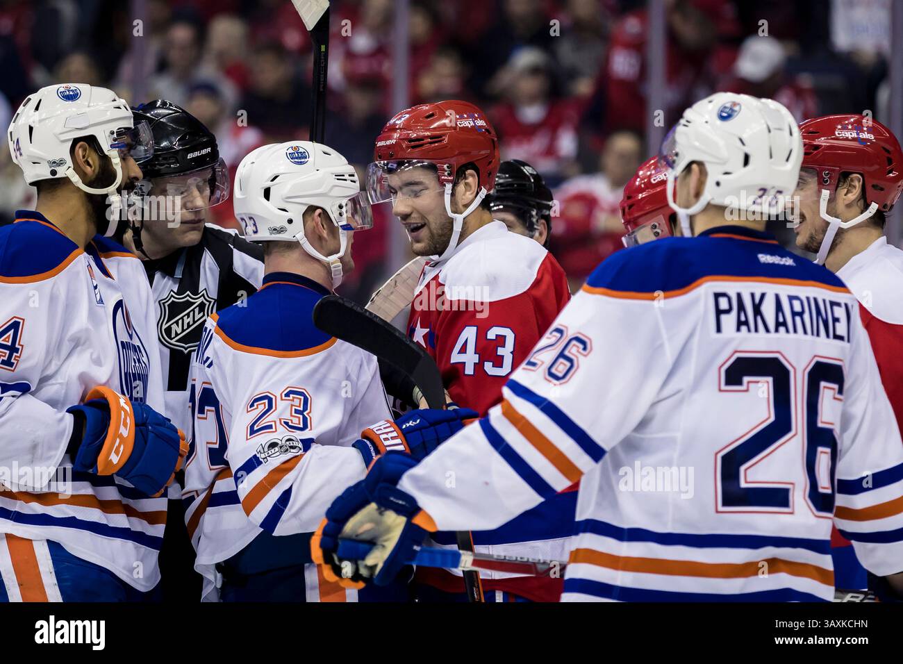 24. Februar 2017: Tom Wilson (43) und Matt Hendricks (23) der Hauptstädte haben im Verizon Center in Washington, District of Columbia, ein paar Worte nach dem Pfeifen während des Spiels zwischen Washington Capitals und Edmonton Oilers. Scott Taetsch/CSM(Kreditbild: &Copy; Scott Taetsch/CSM via ZUMA Wire) Stockfoto