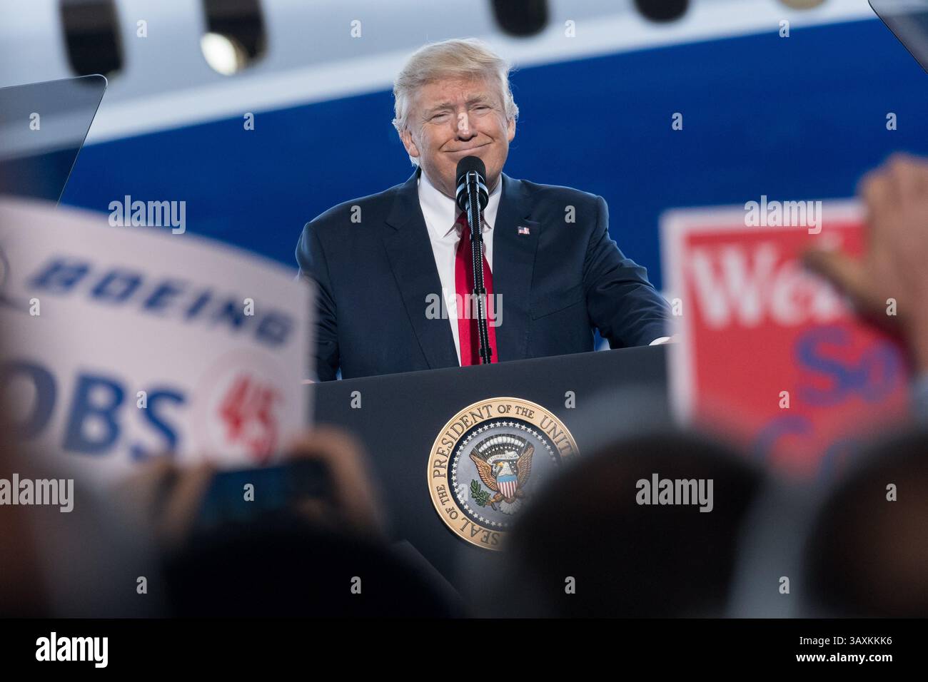 17. Februar 2017 – North Charleston, SC, Vereinigte Staaten von Amerika – US-Präsident Donald Trump spricht bei der Premiere des neuen Boeing 787-10 Dreamliner-Flugzeugs in der Boeing-Fabrik am 17. Februar 2016 in North Charleston, SC. Der Besuch findet zwei Tage statt, nachdem die Arbeiter des Werks in South Carolina dafür gestimmt haben, die gewerkschaftsvertretung in einem Staat abzulehnen, in dem Trump handwerklich gewonnen hat. (Bild: © Richard Ellis Via ZUMA Wire) Stockfoto