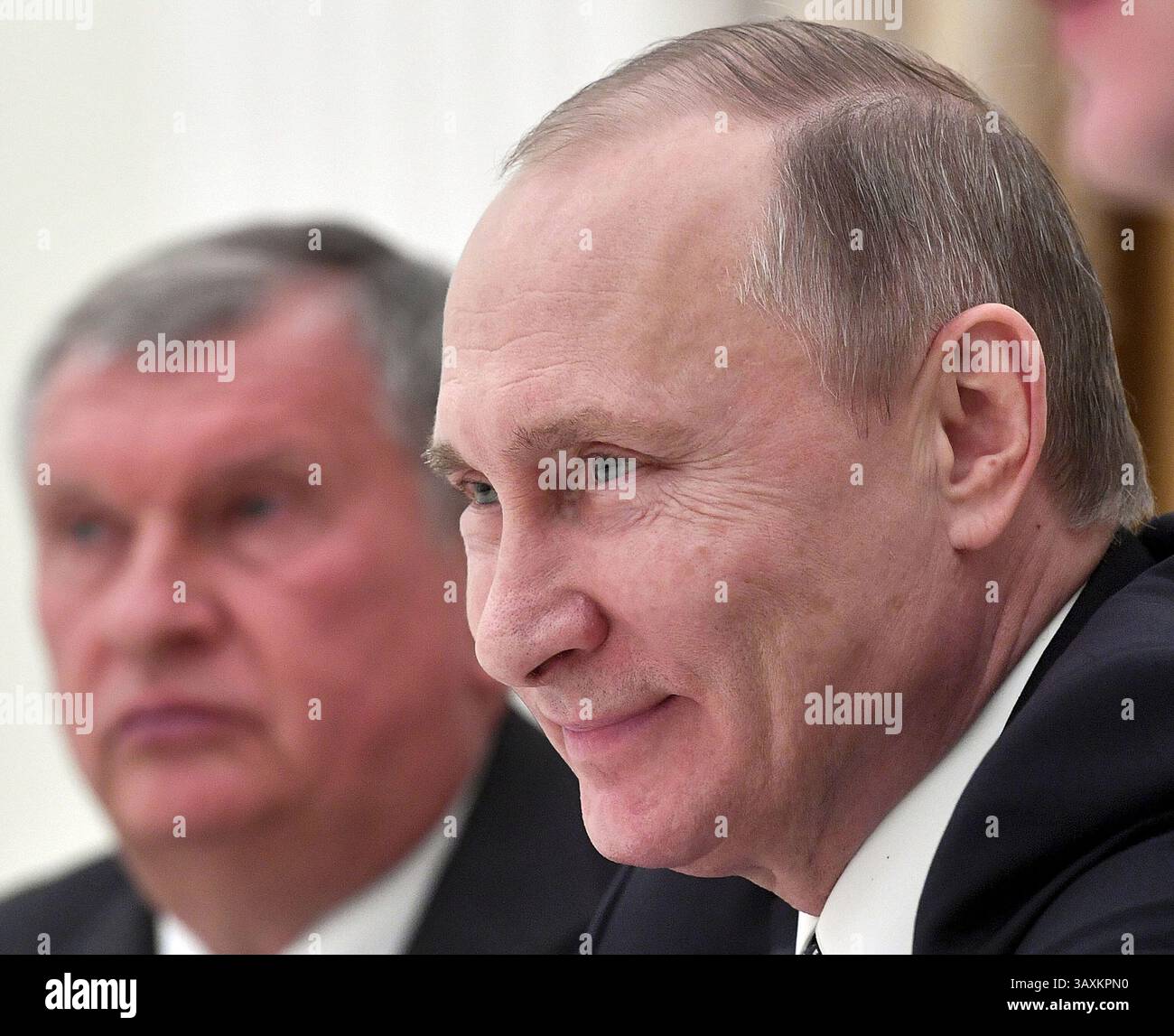 25. Januar 2017 - Moskau, RUSSLAND - der russische Präsident Wladimir Putin, rechts, flankiert vom CEO des staatlich kontrollierten russischen Ölkonzerns Rosneft Igor Sechin, trifft sich am Mittwoch, Januar in Moskau, Russland, mit Leitern von Unternehmen, die an der Privatisierung von Rosneft im Kreml beteiligt sind. 25, 2017. (Bild: © Prensa Internacional Via ZUMA Wire) Stockfoto