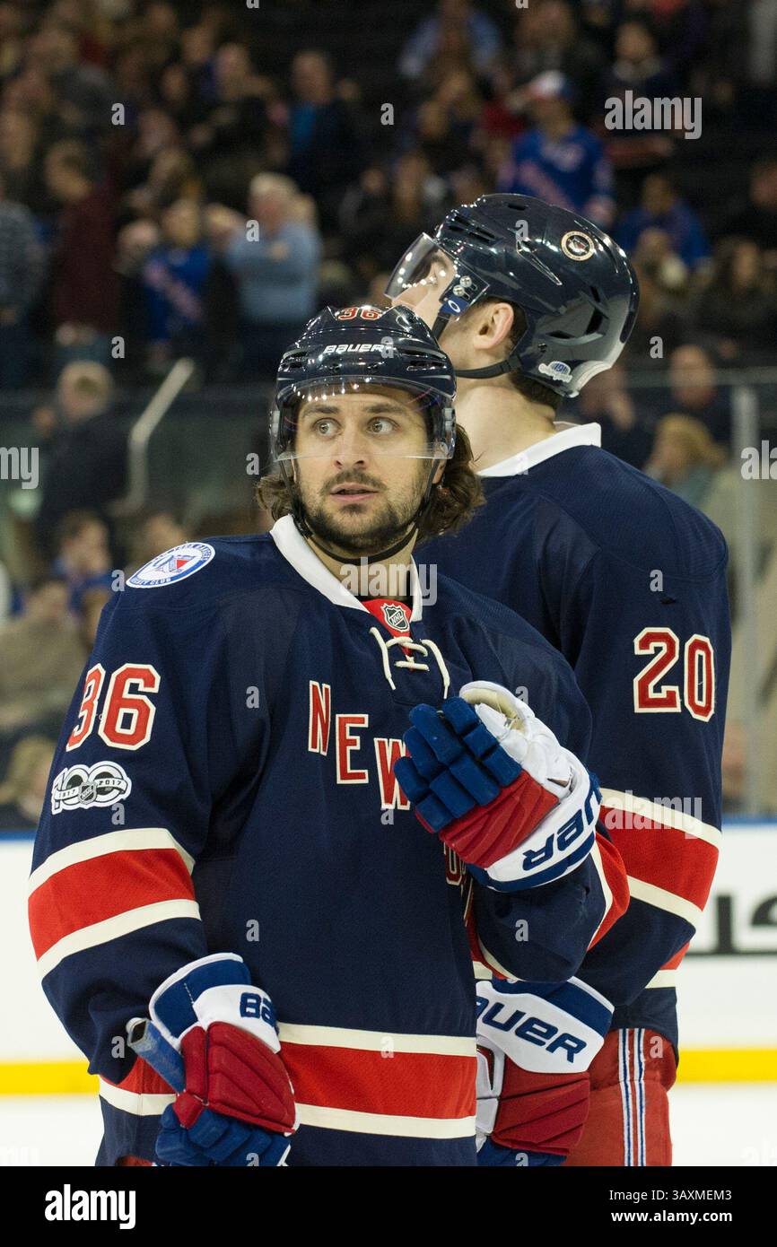 11. Februar 2017: Ein Zeitraffer-Blick auf ein privates Strategiekonzept zwischen dem rechten Flügel Mats Zuccarello (36) und dem linken Flügel der New York Rangers Chris Kreider (20) als Verteidiger der Colorado Avalanche Francois Beauchemin (32) während des Spiels zwischen den New York Rangers und den Colorado Avalanche im Madison Square Garden in Manhattan, New York, New York, New York. Die New York Rangers besiegen die Colorado Avalanche 4-2 für den New York Rangers Torwart Henrik Lundqvist (30) 400. Sieg. Mats Zuccarello (36), der rechte Flügel der New York Rangers, dreht sich um und ist erstaunt, die Colorado Avalanche zu sehen Stockfoto