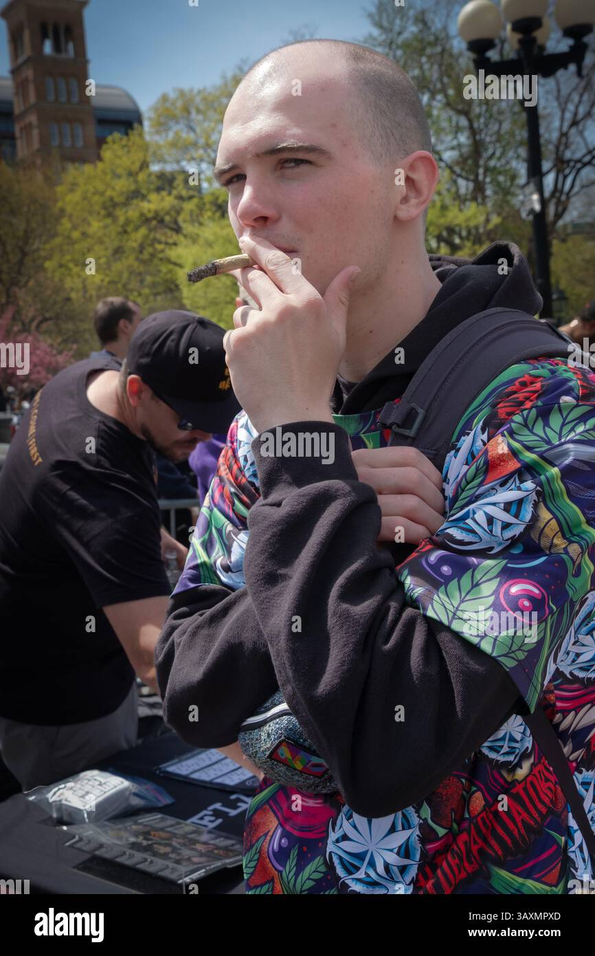 Ein Mann, der einen Joint raucht im 420er-Pot-Smoke-in im Village im Washington Square Park in Manhattan. Stockfoto