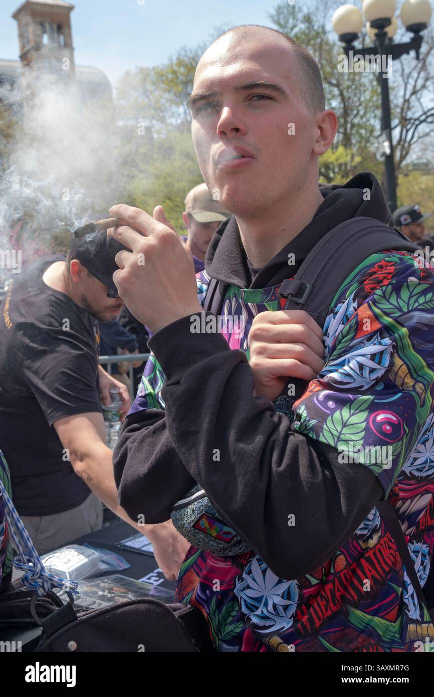 Ein Mann, der einen Joint raucht im 420er-Pot-Smoke-in im Village im Washington Square Park in Manhattan. Stockfoto