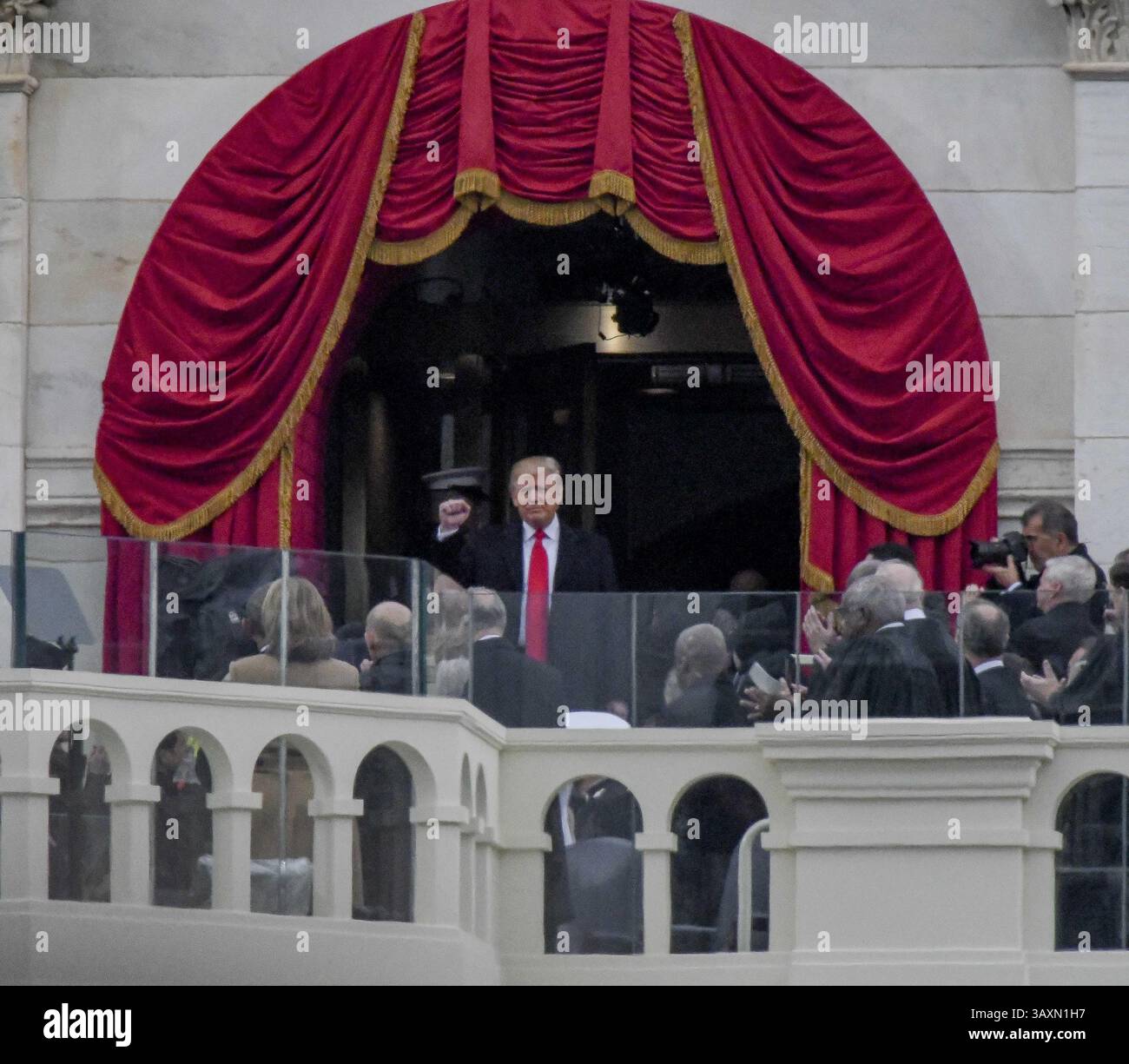 20. Januar 2017: Washington, District of Columbia, U.. S - Präsident Donald Trump gibt ein hochgezogenes Faustzeichen, als er zurück ins Kapitol geht und seine Antrittsrede an die Nation hält (Credit Image: © Mark Reinstein Via ZUMA Wire) Stockfoto