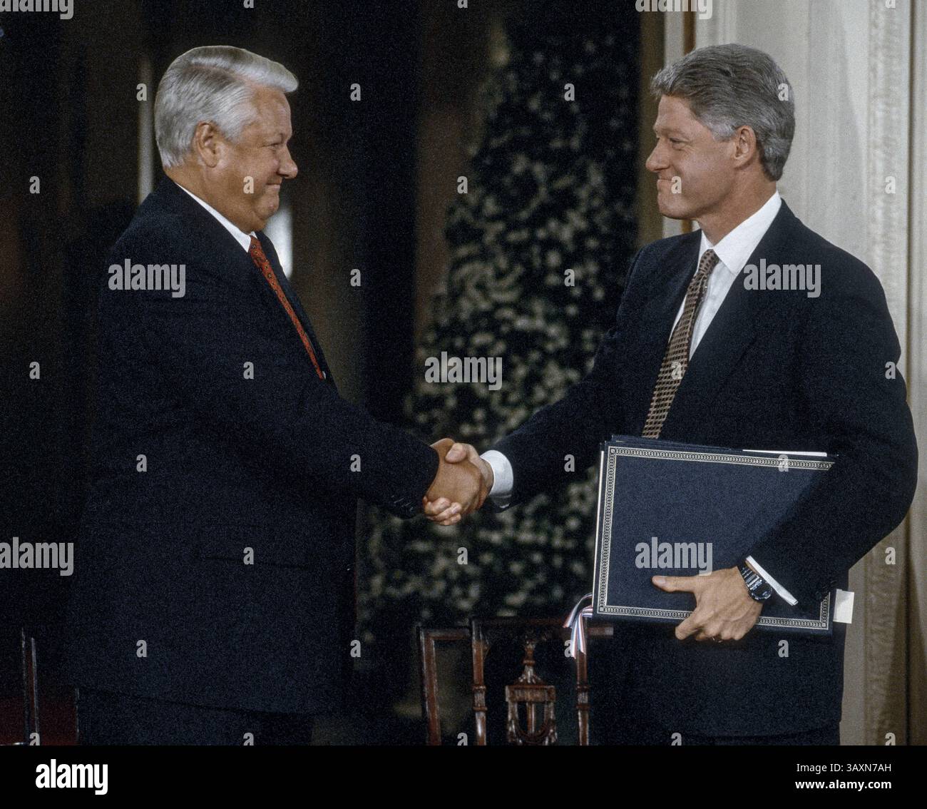 28. September 1994: Washington, District of Columbia, U.. S - der russische Präsident Boris Jelzin und der US-Präsident William Clinton schütteln die Hand, nachdem sie am 28. September 1994 im östlichen Saal des Weißen Hauses das Gesetz zur Partnerschaft für wirtschaftlichen Fortschritt unterzeichnet hatten, bevor sie am Ende des Staatsbesuchs Jelzins in Washington DC eine gemeinsame Pressekonferenz abhalten. (Kreditbild: © Mark Reinstein Via ZUMA Wire) Stockfoto