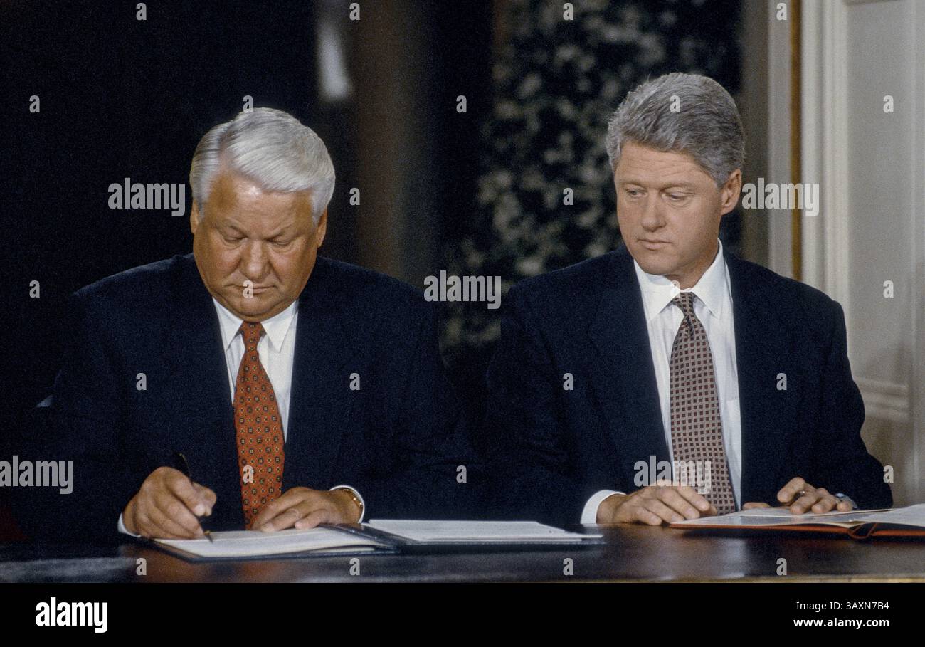 28. September 1994: Washington, District of Columbia, U.. S - der russische Präsident Boris Jelzin und der US-Präsident William Clinton unterzeichnen am 28. September 1994 im östlichen Saal des Weißen Hauses das Gesetz zur Partnerschaft für wirtschaftlichen Fortschritt, bevor sie am Ende des Staatsbesuchs Jelzins in Washington DC eine gemeinsame Pressekonferenz abhalten. (Kreditbild: © Mark Reinstein Via ZUMA Wire) Stockfoto