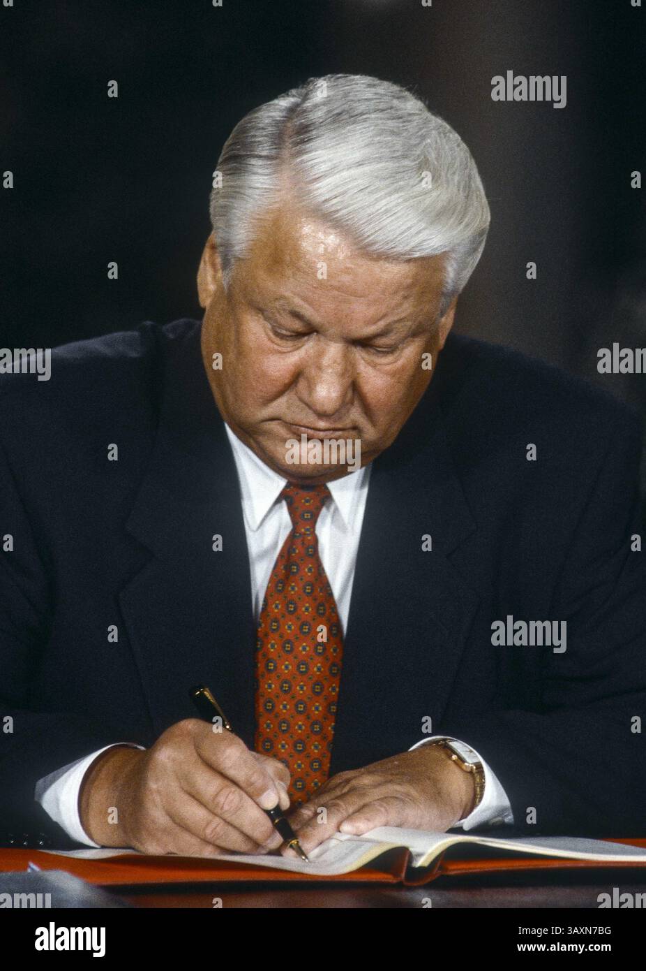 28. September 1994: Washington, District of Columbia, U.. S - der russische Präsident Boris Jelzin unterzeichnet am 28. September 1994 im östlichen Saal des Weißen Hauses das Gesetz zur Partnerschaft für wirtschaftlichen Fortschritt, bevor er eine gemeinsame Pressekonferenz mit Präsident William Clinton am Ende des Staatsbesuchs Jelzin in Washington DC abhält. (Kreditbild: © Mark Reinstein Via ZUMA Wire) Stockfoto