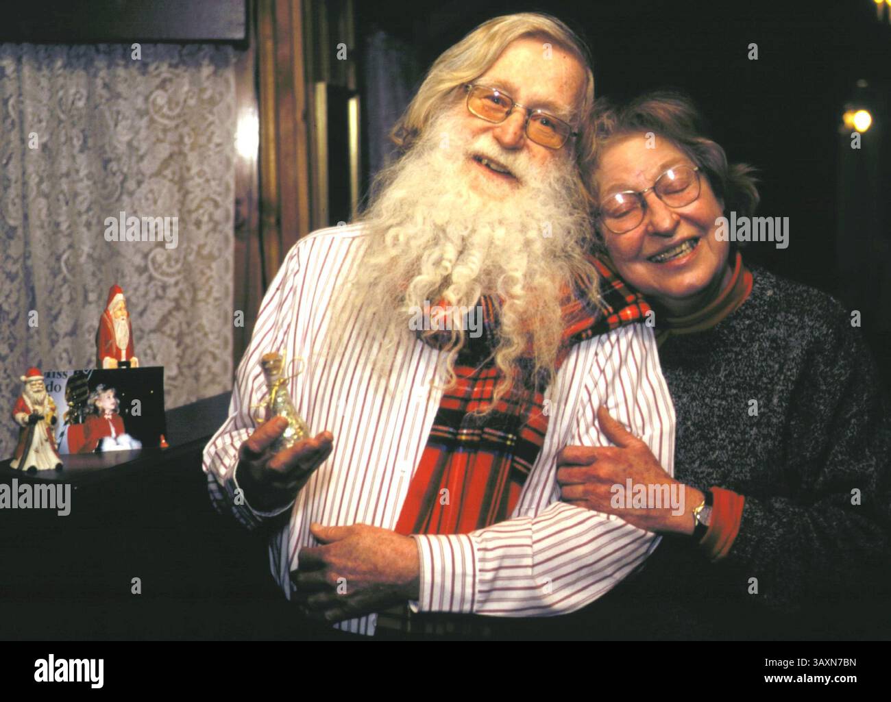 Dezember 1996 - Boulder, Colorado, USA - Mordfall JonBenet Ramsey. Mr. Und Mrs. Bill McReynolds 'Santa Claus'. Einmal Verdächtiger, der in Ramsey House wegen Mordes war. JonBenet Xmas Parade im Hintergrund. (Bild: © Scott Mc Kiernan/ZUMA Wire/ZUMAPRESS.com) Stockfoto