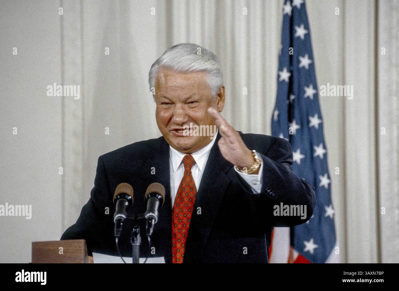 28. September 1994: Washington, District of Columbia, U.. S - der russische Präsident Boris Jelzin, der am 28. September 1994 im östlichen Saal des Weißen Hauses das Handelsgesetz zur Partnerschaft für wirtschaftlichen Fortschritt unterzeichnet hat, hört Reporterfragen während einer gemeinsamen Pressekonferenz mit Präsident William Clinton am Ende des Staatsbesuchs Jelzins in Washington D.C. (Kreditbild: © Mark Reinstein Via ZUMA Wire). Stockfoto