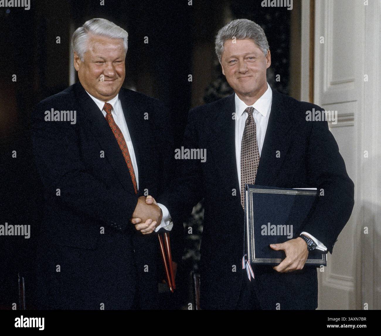 28. September 1994: Washington, District of Columbia, U.. S - der russische Präsident Boris Jelzin und der US-Präsident William Clinton schütteln die Hand, nachdem sie am 28. September 1994 im östlichen Saal des Weißen Hauses das Gesetz zur Partnerschaft für wirtschaftlichen Fortschritt unterzeichnet hatten, bevor sie am Ende des Staatsbesuchs Jelzins in Washington DC eine gemeinsame Pressekonferenz abhalten. (Kreditbild: © Mark Reinstein Via ZUMA Wire) Stockfoto