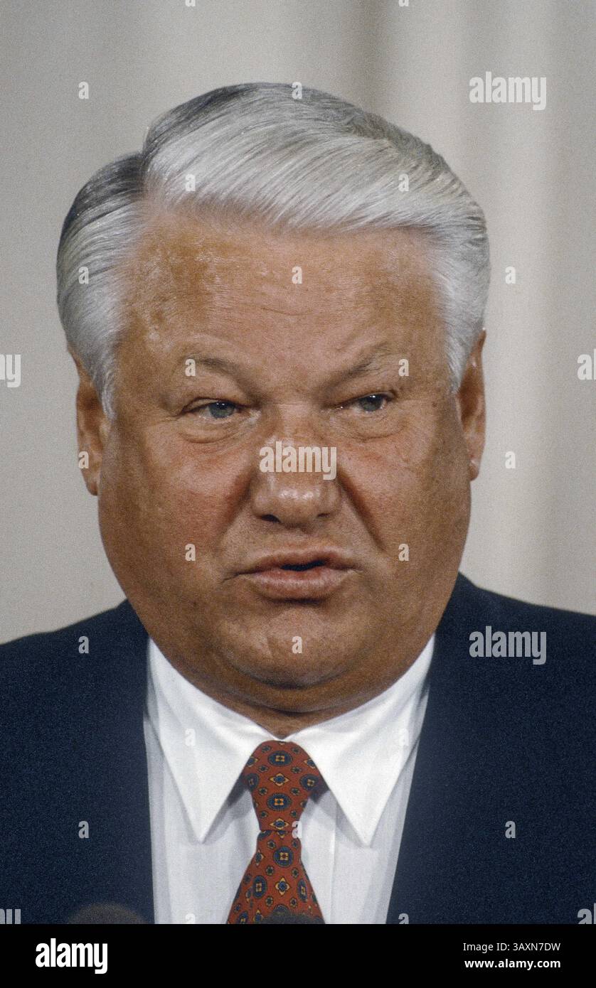 28. September 1994: Washington, District of Columbia, U.. S - der russische Präsident Boris Jelzin antwortet nach der Unterzeichnung des „Partnership for Economic Progress Trade Bill“ im östlichen Saal des Weißen Hauses am 28. September 1994 auf die Fragen von Reportern während einer gemeinsamen Pressekonferenz mit Präsident William Clinton am Ende des Staatsbesuchs Jelzins in Washington D.C. (Kreditbild: © Mark Reinstein Via ZUMA Wire). Stockfoto