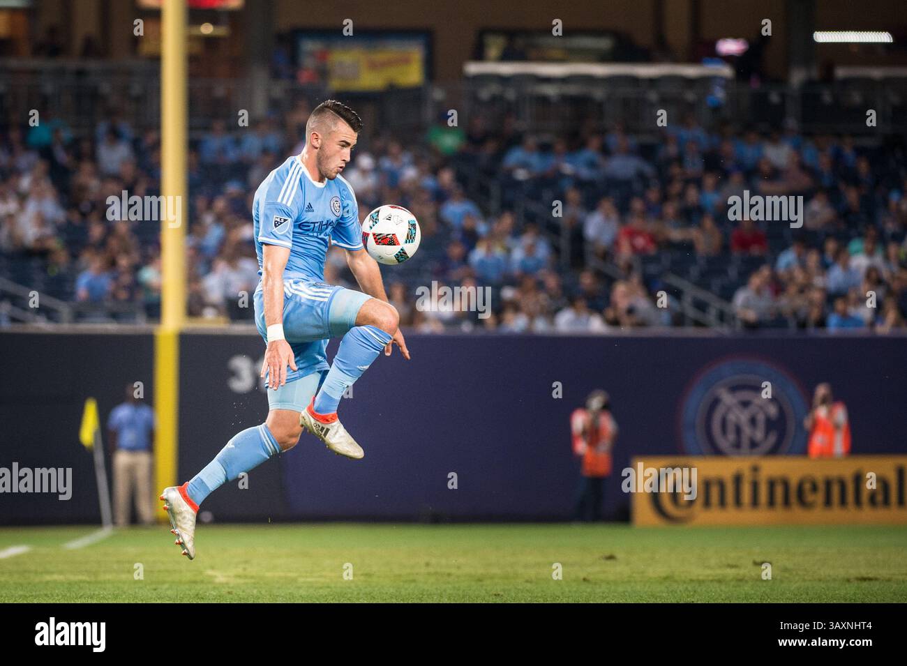 September 2016: Bronz, New York, USA S - New York City FC Mittelfeldspieler JACK HARRISON (11) bringt den Ball während des regulären Saisonspiels im Yankee Stadium in der Bronx. (Kreditbild: © Mark Smith via ZUMA Wire) Stockfoto