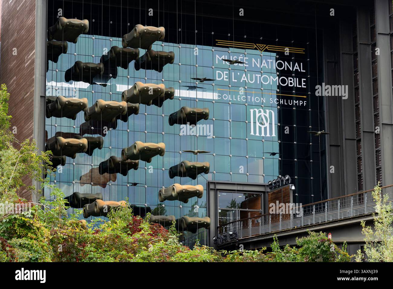 Mulhouse, Elsass, Frankreich - 1. Oktober 2024: Das nationale Automobilmuseum (Musee National de l’Automobile, Sammlung Schlumpf) ist außen Stockfoto