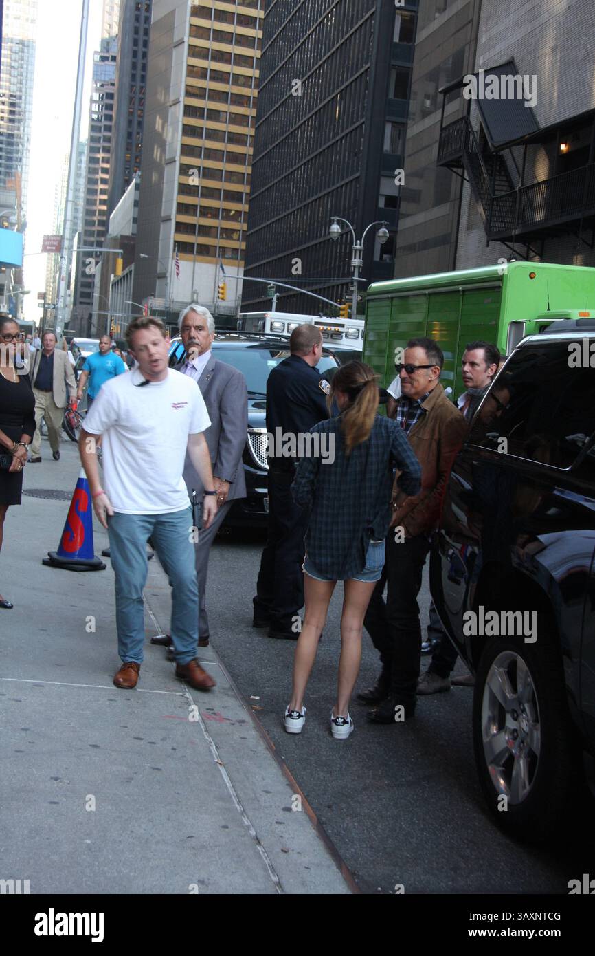 22. September 2016 – New York, New York, USA – Bruce Springsteen mit seiner Tochter Jessica Springsteen bei der CBS Late Show mit Stephen Colbert am Donnerstag, 22. September 2016 in New York. 2016 (Credit Image: © William ReganGlobe Photos via ZUMA Wire) Stockfoto