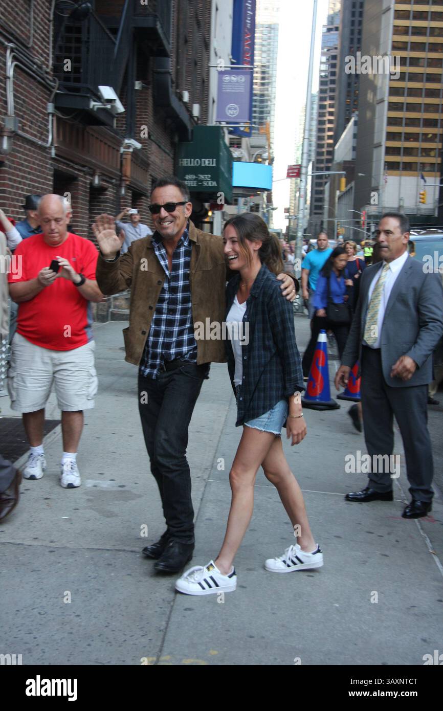 22. September 2016 – New York, New York, USA – Bruce Springsteen mit seiner Tochter Jessica Springsteen bei der CBS Late Show mit Stephen Colbert am Donnerstag, 22. September 2016 in New York. 2016 (Credit Image: © William ReganGlobe Photos via ZUMA Wire) Stockfoto
