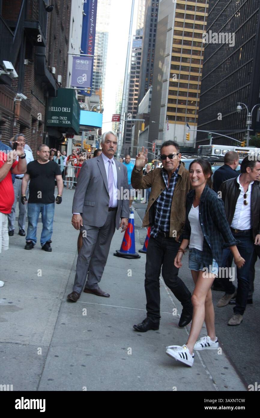22. September 2016 – New York, New York, USA – Bruce Springsteen mit seiner Tochter Jessica Springsteen bei der CBS Late Show mit Stephen Colbert am Donnerstag, 22. September 2016 in New York. 2016 (Credit Image: © William ReganGlobe Photos via ZUMA Wire) Stockfoto