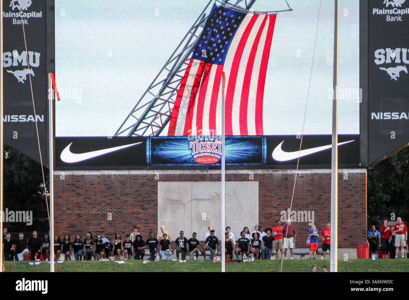 September 2016 – Dallas, Texas, USA S – Eine Gruppe von Fans kniet während der Nationalhymne vor dem Spiel zwischen den TCU Horned Frogs und den SMU Mustangs im Gerald J. Ford Stadium in Dallas, Texas. (Bild: © Dan Wozniak via ZUMA Wire) Stockfoto