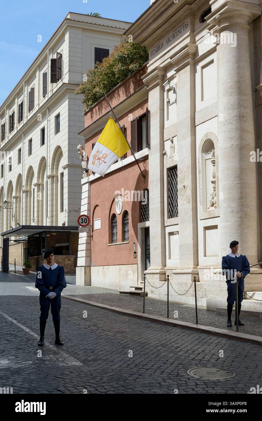 Rom, Italien. April 2025. Am Ostermontag, dem Tag, an dem Papst Franziskus im Alter von 88 Jahren in Rom starb, kontrollieren zwei Schweizer Wachen den Zugang zur Vatikanstadt. (Kreditbild: © Marcello Valeri/ZUMA Press Wire) NUR REDAKTIONELLE VERWENDUNG! Nicht für kommerzielle ZWECKE! Stockfoto