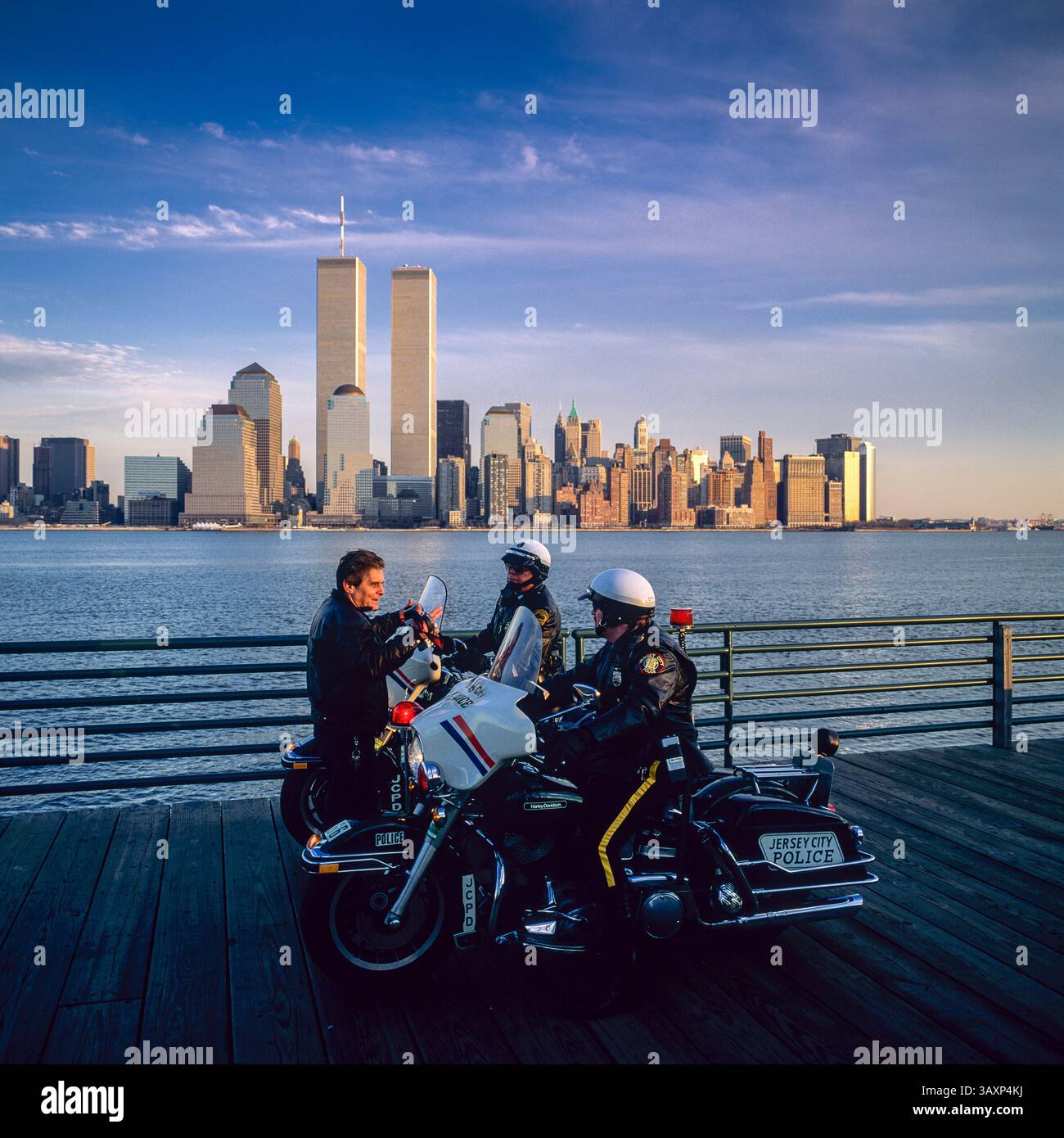 New York, Jahrgang 1990, Mann im Gespräch mit 2 motorisierten Polizeibeamten aus Jersey City, Skyline von Manhattan, Hudson River, New York City, NYC NY US USA, Stockfoto