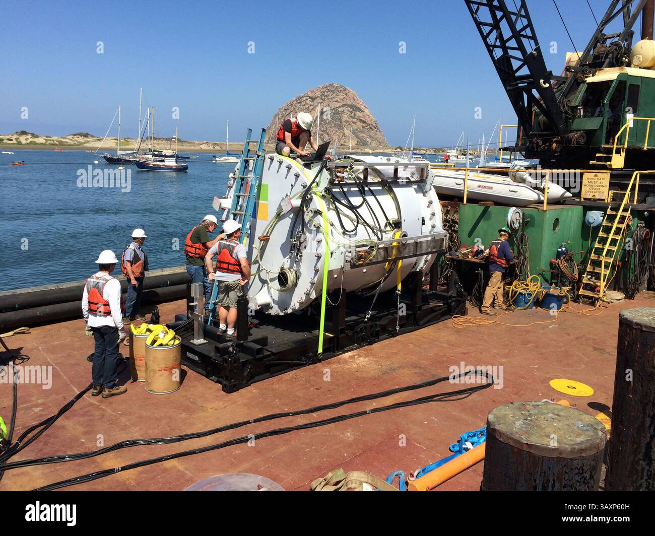 10. August 2015 – Seattle, Washington, USA – der Prototyp „Leona Philpot“ wurde am 10. August 2015 vor der zentralen Küste Kaliforniens eingesetzt. Project Natick ist ein Microsoft-Forschungsprojekt zur Herstellung und zum Betrieb eines Unterwasser-Rechenzentrums. Die Unterwasserlagerung von Rechenzentren trägt dazu bei, ihre Inhalte zu niedrigen Kosten kühl zu halten. Projekt Natick versucht, die Vorteile und Schwierigkeiten der weltweiten Bereitstellung von Unterwasser-Rechenzentren zu verstehen. Das erste Versuchsschiff, das nach einer beliebten Xbox-Spielfigur Leona Philpot getauft wurde, wurde auf dem Meeresboden etwa einen Kilometer vor dem Pa betrieben Stockfoto