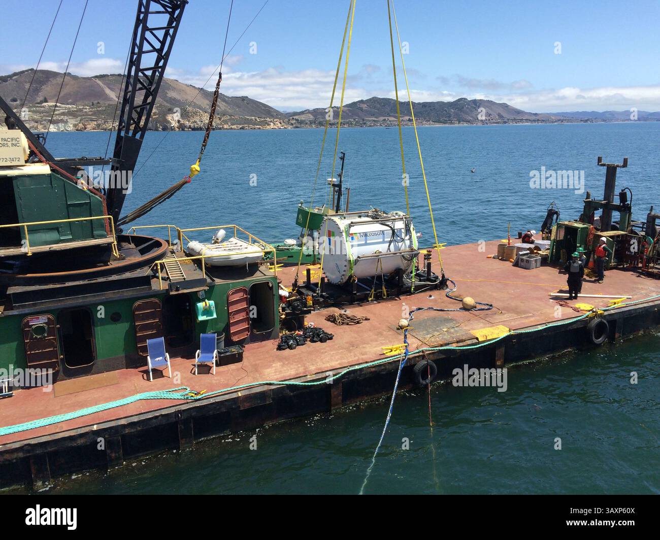 10. August 2015 – Seattle, Washington, USA – der Prototyp „Leona Philpot“ wurde am 10. August 2015 vor der zentralen Küste Kaliforniens eingesetzt. Project Natick ist ein Microsoft-Forschungsprojekt zur Herstellung und zum Betrieb eines Unterwasser-Rechenzentrums. Die Unterwasserlagerung von Rechenzentren trägt dazu bei, ihre Inhalte zu niedrigen Kosten kühl zu halten. Projekt Natick versucht, die Vorteile und Schwierigkeiten der weltweiten Bereitstellung von Unterwasser-Rechenzentren zu verstehen. Das erste Versuchsschiff, das nach einer beliebten Xbox-Spielfigur Leona Philpot getauft wurde, wurde auf dem Meeresboden etwa einen Kilometer vor dem Pa betrieben Stockfoto