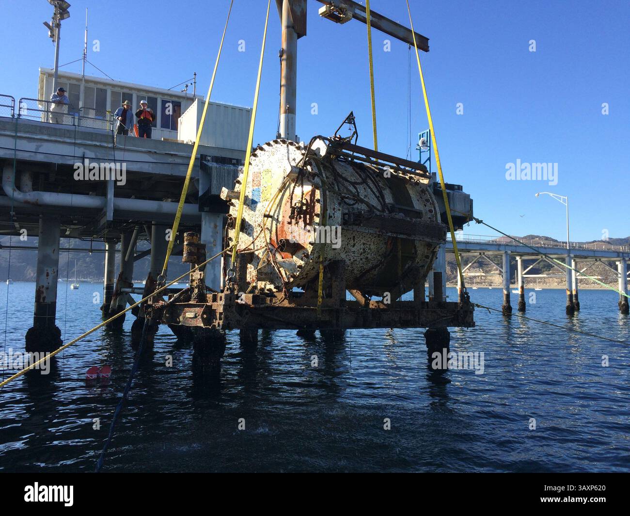 10. August 2015 – Seattle, Washington, USA – der Prototyp „Leona Philpot“ wurde am 10. August 2015 vor der zentralen Küste Kaliforniens eingesetzt. Project Natick ist ein Microsoft-Forschungsprojekt zur Herstellung und zum Betrieb eines Unterwasser-Rechenzentrums. Die Unterwasserlagerung von Rechenzentren trägt dazu bei, ihre Inhalte zu niedrigen Kosten kühl zu halten. Projekt Natick versucht, die Vorteile und Schwierigkeiten der weltweiten Bereitstellung von Unterwasser-Rechenzentren zu verstehen. Das erste Versuchsschiff, das nach einer beliebten Xbox-Spielfigur Leona Philpot getauft wurde, wurde auf dem Meeresboden etwa einen Kilometer vor dem Pa betrieben Stockfoto