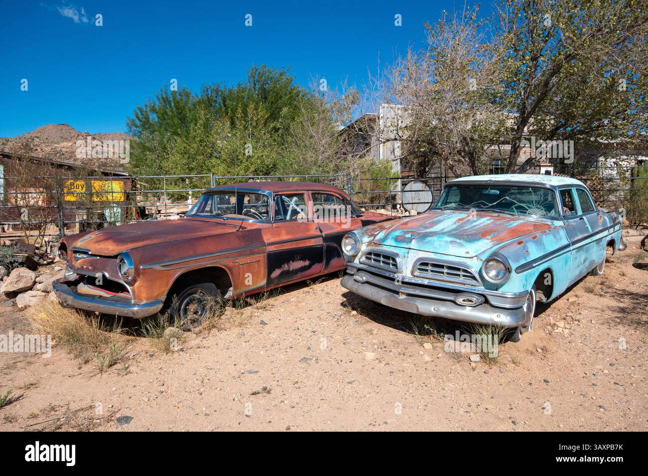 Alte verrostete Desoto Firedome und Chrysler New Yorker (rechts) Autos im Hackberry General Store entlang der Route 66, Hackberry, Mohave County, Arizona, USA Stockfoto