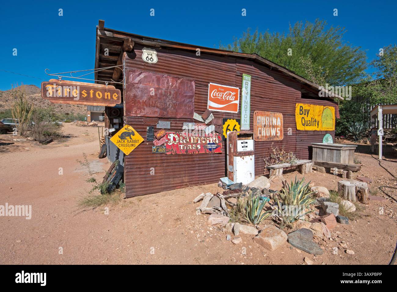 Altes Gebäude und verrostete Gaspumpe im Hackberry General Store entlang der Route 66, Hackberry, Mohave County, Arizona, USA Stockfoto