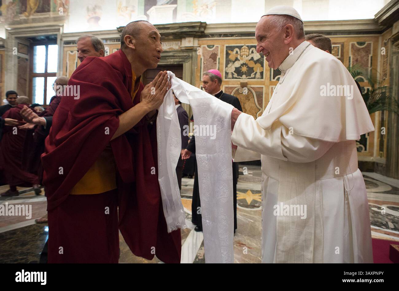 3. November 2016 – Vatikanstadt, ITALIEN – Papst Franziskus trifft sich mit einem Vertreter der buddhistischen Religion anlässlich eines interreligiösen Treffens in der Clementinhalle des Apostolischen Palastes im Vatikan am Donnerstag, 3. November 2016. Franziskus hat im Vatikan eine multireligiöse Delegation begrüßt, die die Gelegenheit genutzt hat, um Terroranschläge und andere Gewalt im Namen der Religion zu verurteilen. L'OSSERVATORE ROMANO/POOL/PI (Bild: © Prensa Internacional Via ZUMA Wire) Stockfoto