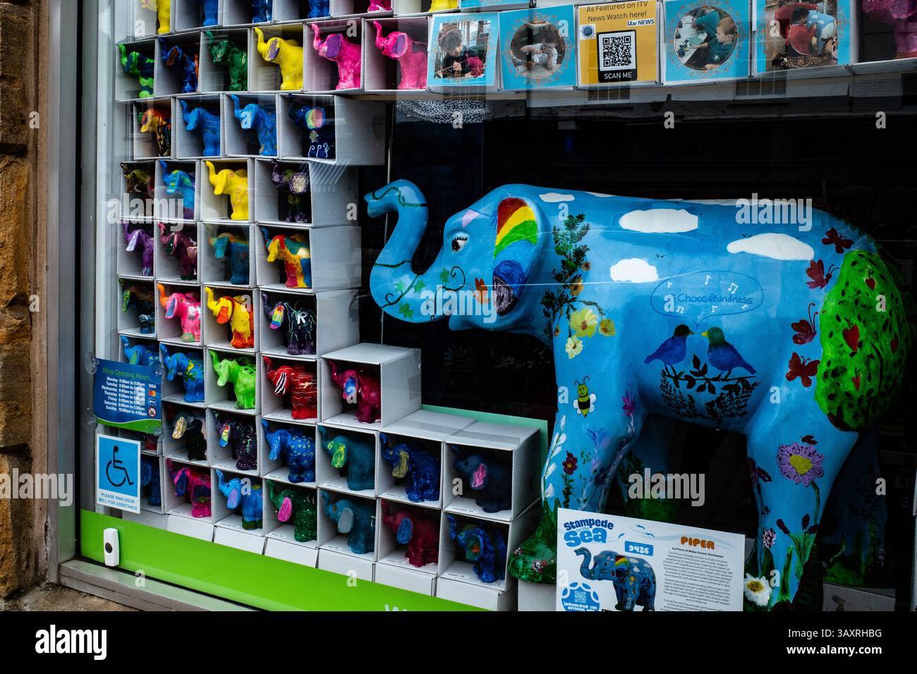 Öffentliche Kunst, bestehend aus 50 dekorativen Elefantenskulpturen in Bridport, West Bay und Lyme Regis, die Spenden für Weldmar Hospicecare sammeln werden. Stockfoto