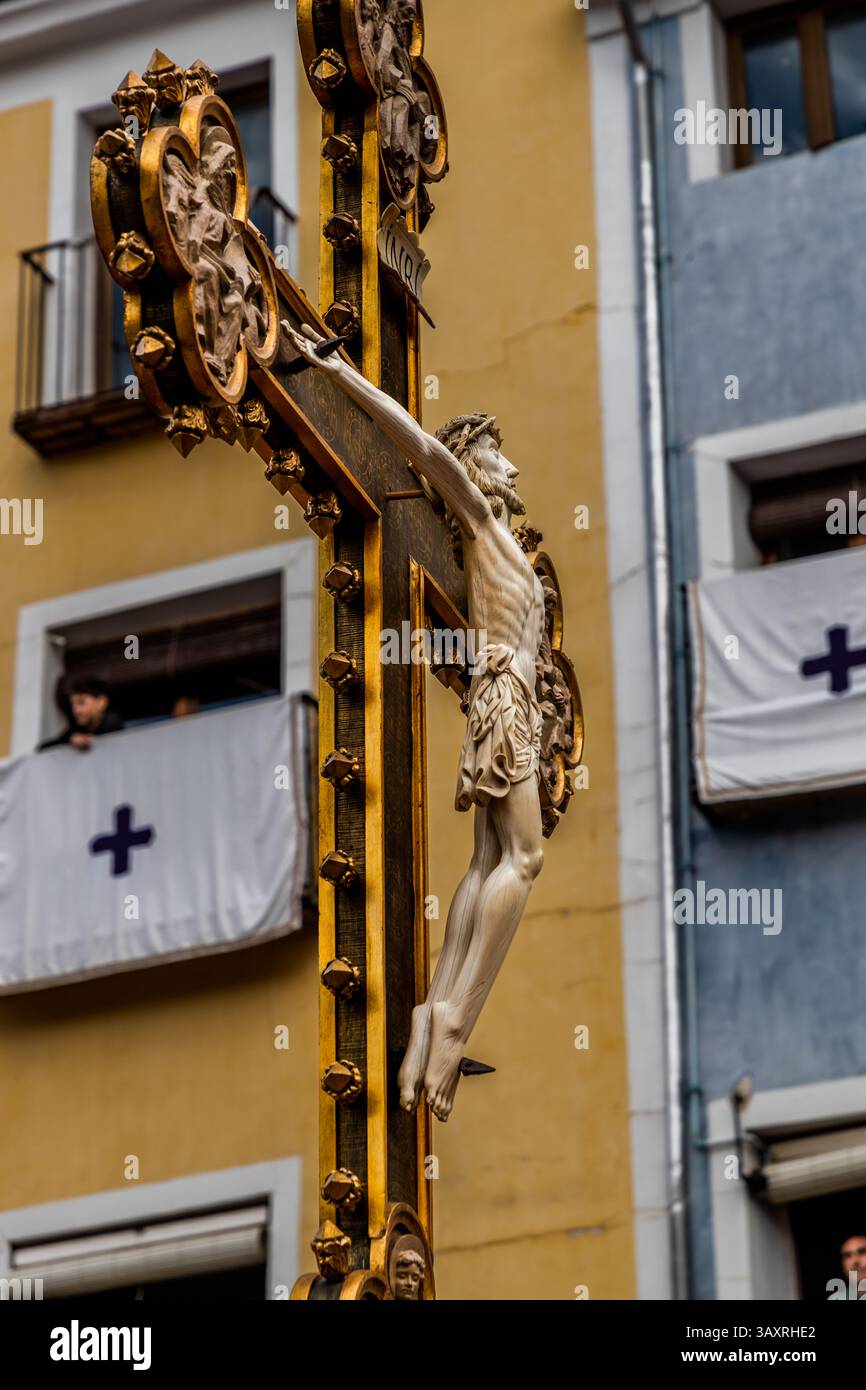 Der Paso Cristillo de Marfil ist ein kleiner, wertvoller Christus aus Elfenbein, dessen genaue Herkunft unbekannt ist. Es ist eines der ältesten und ehrwürdigsten Prozessionsbilder in Cuenca und symbolisiert Demut und innige Hingabe an Christus, eingebettet in die Tradition der Karfreitagsprozession „EN el Calvario“. Calle Severo Catalina, Cuenca, Castilla-La Mancha, Spanien Stockfoto