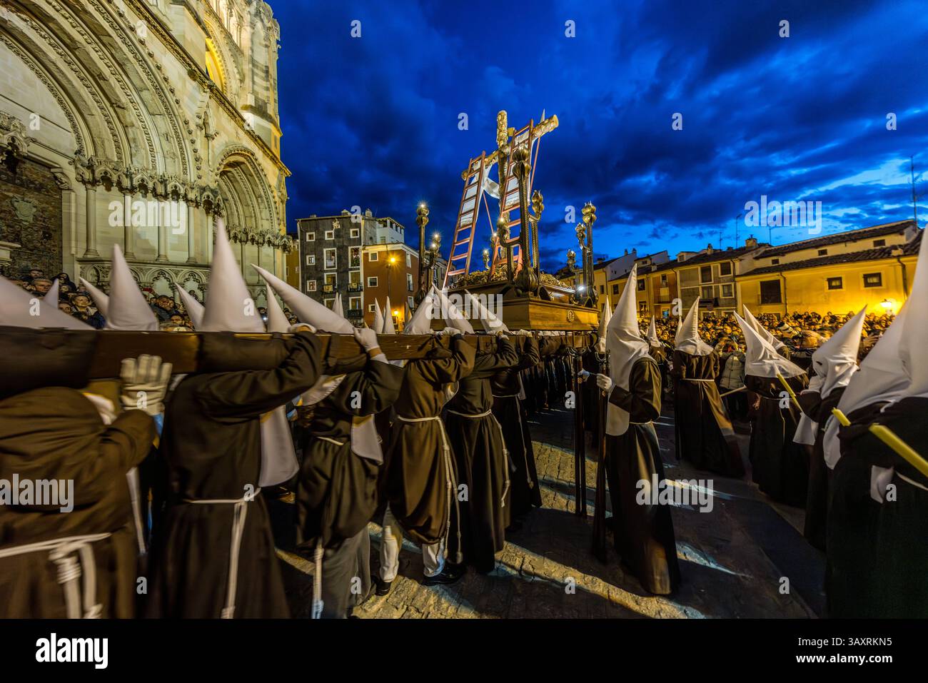 Paso La Cruz Desnuda (das nackte Kreuz) des Ehrwürdigen Hermandad de la Cruz Desnuda de Jerusalén. Die Karfreitagsprozession am Abend, die um 21.00 Uhr in der Kathedrale von Cuenca beginnt, zeichnet sich durch besondere Feierlichkeit, Stille und eine beeindruckende Atmosphäre aus. Die Karfreitagsprozession am Abend, die um 21.00 Uhr in der Kathedrale von Cuenca beginnt, zeichnet sich durch besondere Feierlichkeit, Stille und eine beeindruckende Atmosphäre aus. Plaza Mayor, Cuenca, Castilla-La Mancha, Spanien Stockfoto