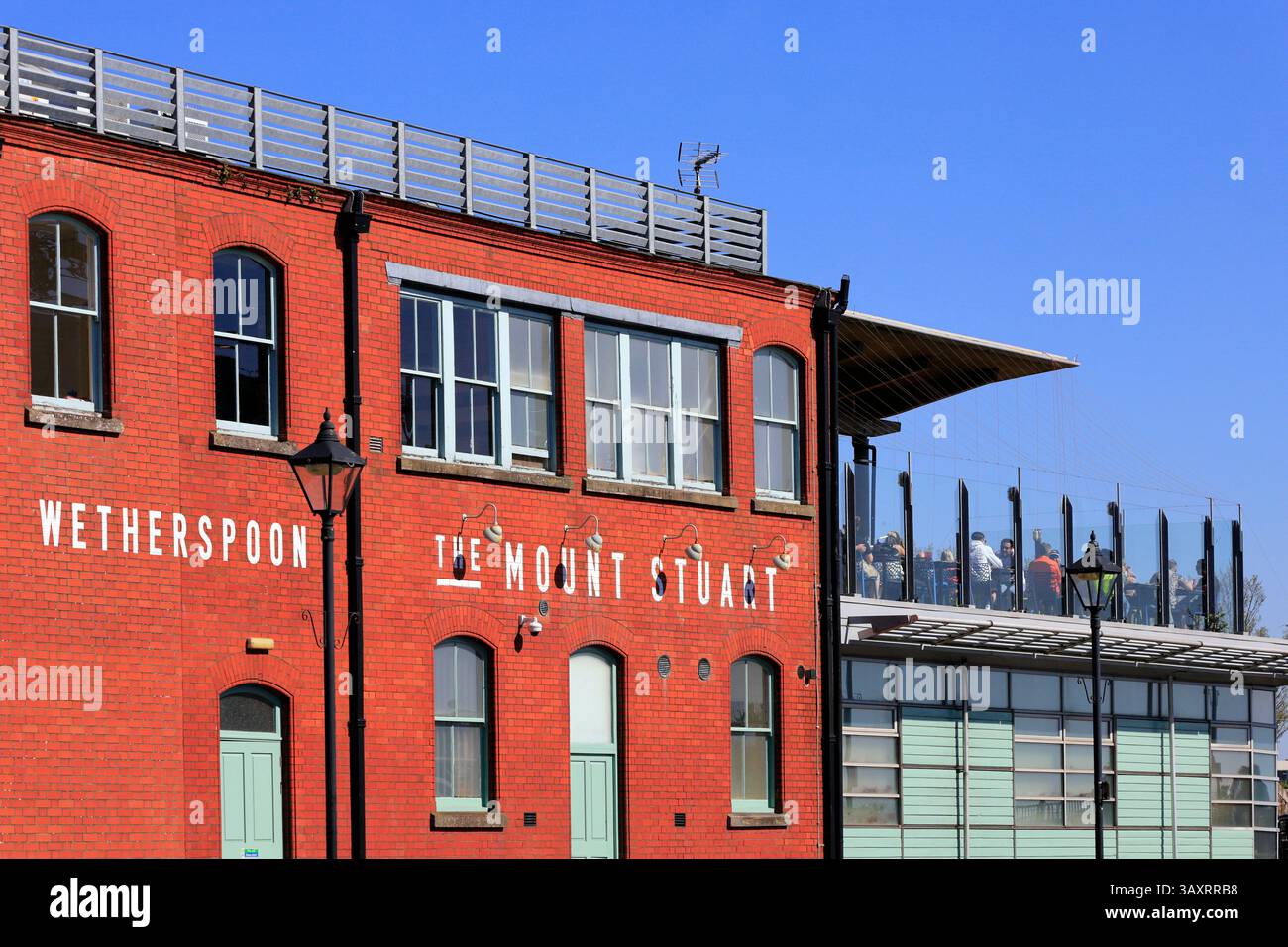 The Mount Stuart Wetherspoon Public House and Restaurant, Cardiff, South Wales, Großbritannien. Vom April 2025 im Frühjahr Stockfoto