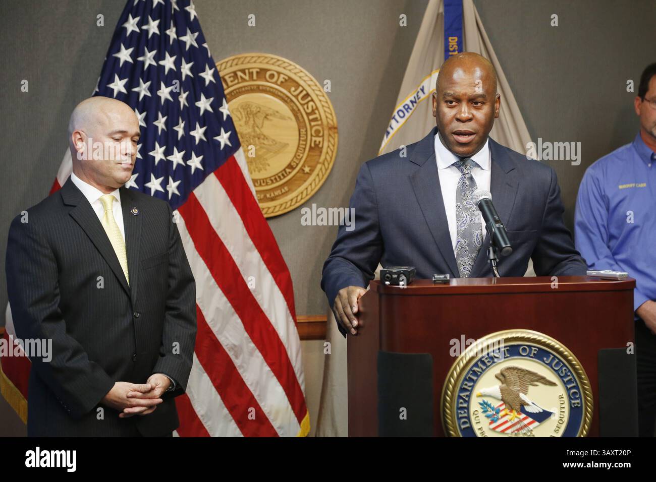 14. Oktober 2016 - Wichita, KS, USA - FBI-Sonderagent Eric Jackson spricht über die Rolle der Agentur bei der Beendigung eines Bombenanschlags, als er am Freitag, den 14. Oktober 2016, zu dem amtierenden US-Anwalt Tom Beall kam. bei der Ankündigung von Anklagen in einem verhängten inländischen Terroranschlag in Wichita, Kan. Beamte sagen, dass eine Milizgruppe plante, eine Bombe in einem Apartment-Komplex von Garden City, Kan, in dem einige Somalier leben, zu zünden; drei Männer wurden am Freitag vor Bundesgericht angeklagt. (Kreditbild: © Bo Rader/TNS via ZUMA Wire) Stockfoto