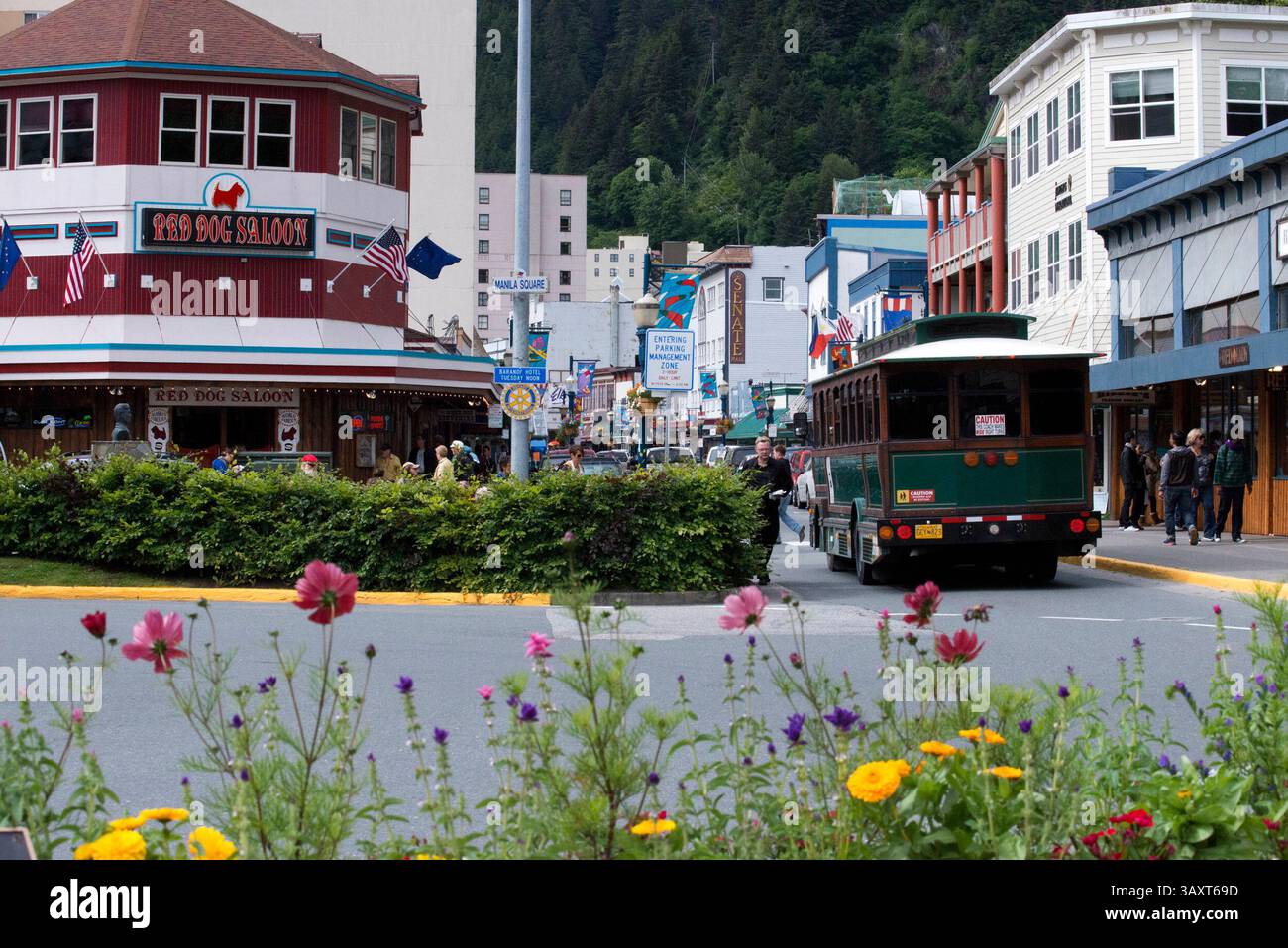 30. Juni 2016 - Juneau, Alaska, USA - Stadtzentrum. Straßen von Juneau. S Franklin Street. Red Dog Limousine. Alaska, USA. Die City and Borough of Juneau ist die Hauptstadt Alaskas. Es ist eine vereinheitlichte Gemeinde am Gastineau Channel im Alaska Panhandle und ist die zweitgrößte Stadt in den Vereinigten Staaten. Juneau ist die Hauptstadt Alaskas seit 1906, als die Regierung des damaligen Distrikts Alaska 1900 von Sitka verlegt wurde, wie es der US-Kongress vorschrieb. Die Gemeinde vereinte sich am 1. Juli 1970, als die Stadt Juneau mit der Stadt Douglas an fusionierte Stockfoto