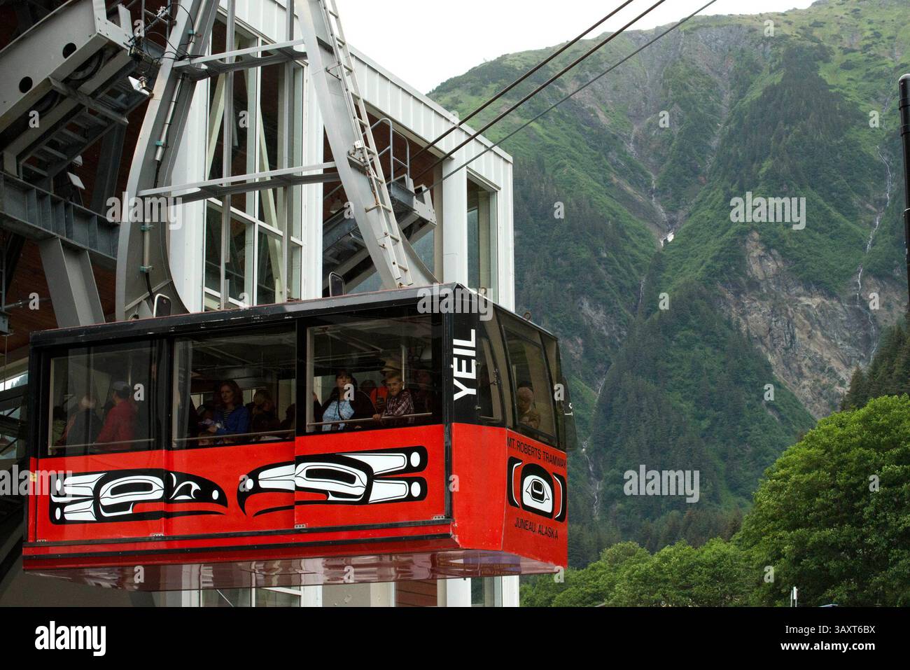 30. Juni 2016 – Juneau, Alaska, USA – Mount Roberts Tramway im Juneau Dock, Alaska, USA. Kreuzfahrtterminal und Mt Roberts Tramway, Alaska, Inside Passage, Vereinigte Staaten von Amerika. Die Mount Roberts Tramway ist eine Seilbahn südlich der Innenstadt von Juneau im US-Bundesstaat Alaska. Die seit 1996 in Betrieb befindliche Straßenbahn besteigt den 1.164 m (3.819 Fuß) hohen Mount Roberts von den Anlegestellen des Kreuzfahrtschiffes (nur wenige Meter über dem Meeresspiegel) in sechs Minuten auf eine Höhe von etwa 1.800 Fuß (550 m). Ein Restaurant, ein Theater, ein Naturzentrum und Einzelhandelsgeschäfte befinden sich oben auf der Straßenbahn, ebenso wie ein Anschluss Stockfoto
