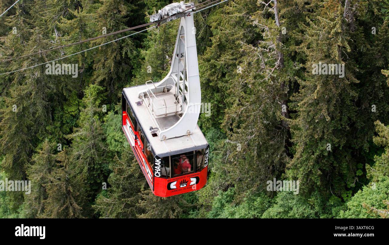 30. Juni 2016 – Juneau, Alaska, USA – Mount Roberts Tramway im Juneau Dock, Alaska, USA. Kreuzfahrtterminal und Mt Roberts Tramway, Alaska, Inside Passage, Vereinigte Staaten von Amerika. Die Mount Roberts Tramway ist eine Seilbahn südlich der Innenstadt von Juneau im US-Bundesstaat Alaska. Die seit 1996 in Betrieb befindliche Straßenbahn besteigt den 1.164 m (3.819 Fuß) hohen Mount Roberts von den Anlegestellen des Kreuzfahrtschiffes (nur wenige Meter über dem Meeresspiegel) in sechs Minuten auf eine Höhe von etwa 1.800 Fuß (550 m). Ein Restaurant, ein Theater, ein Naturzentrum und Einzelhandelsgeschäfte befinden sich oben auf der Straßenbahn, ebenso wie ein Anschluss Stockfoto