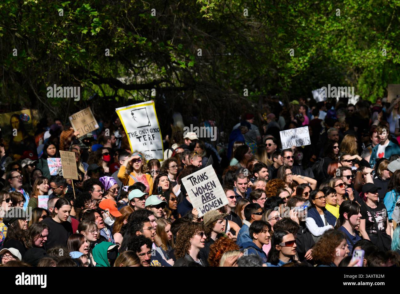 Transrechtsprotestierende versammelten sich im St. James's Park, um gegen das Urteil des Obersten Gerichtshofs über die Definition einer Frau zu demonstrieren. In einem Urteil Deliv Stockfoto
