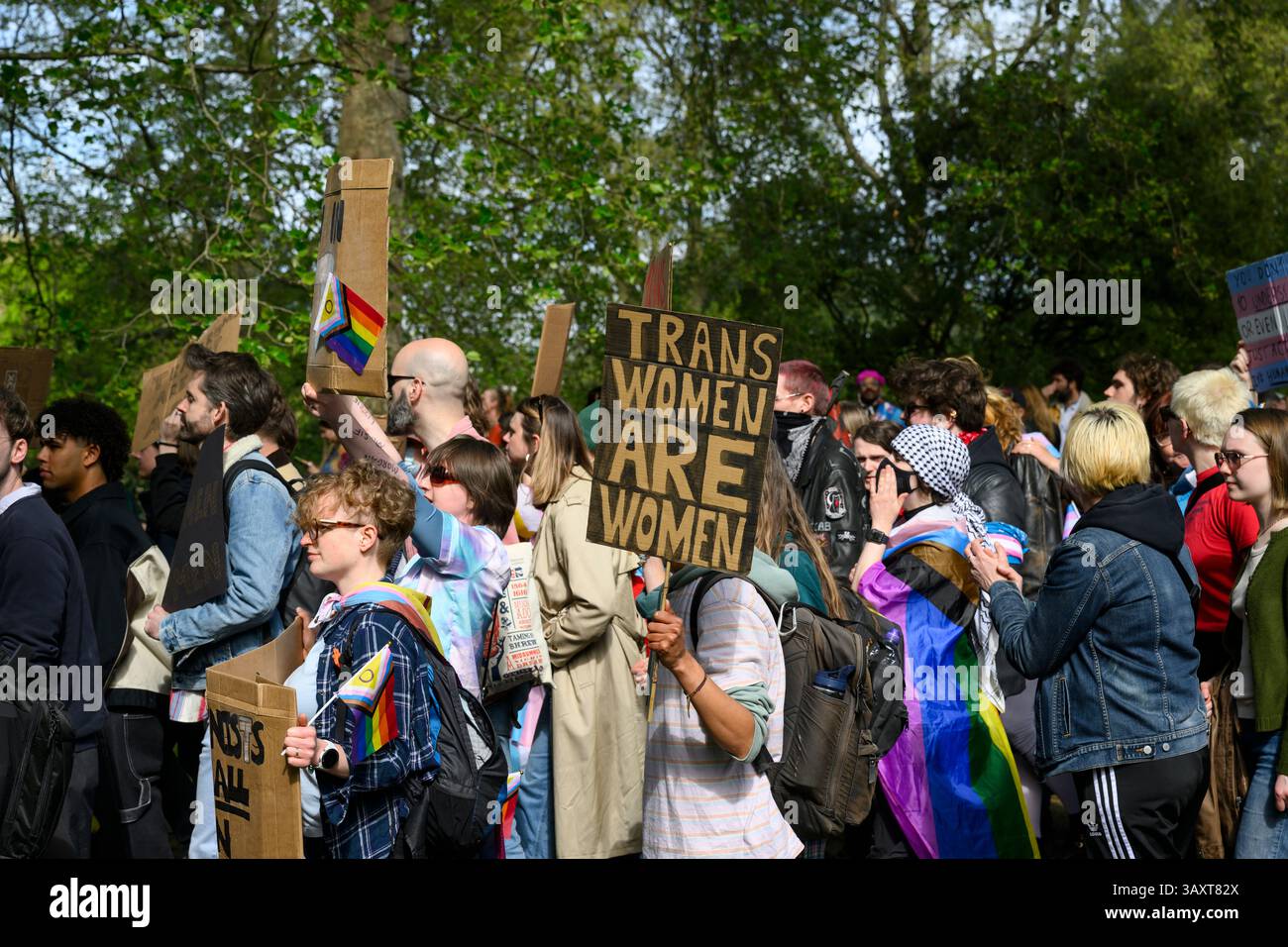 Transrechtsprotestierende versammelten sich im St. James's Park, um gegen das Urteil des Obersten Gerichtshofs über die Definition einer Frau zu demonstrieren. In einem Urteil Deliv Stockfoto